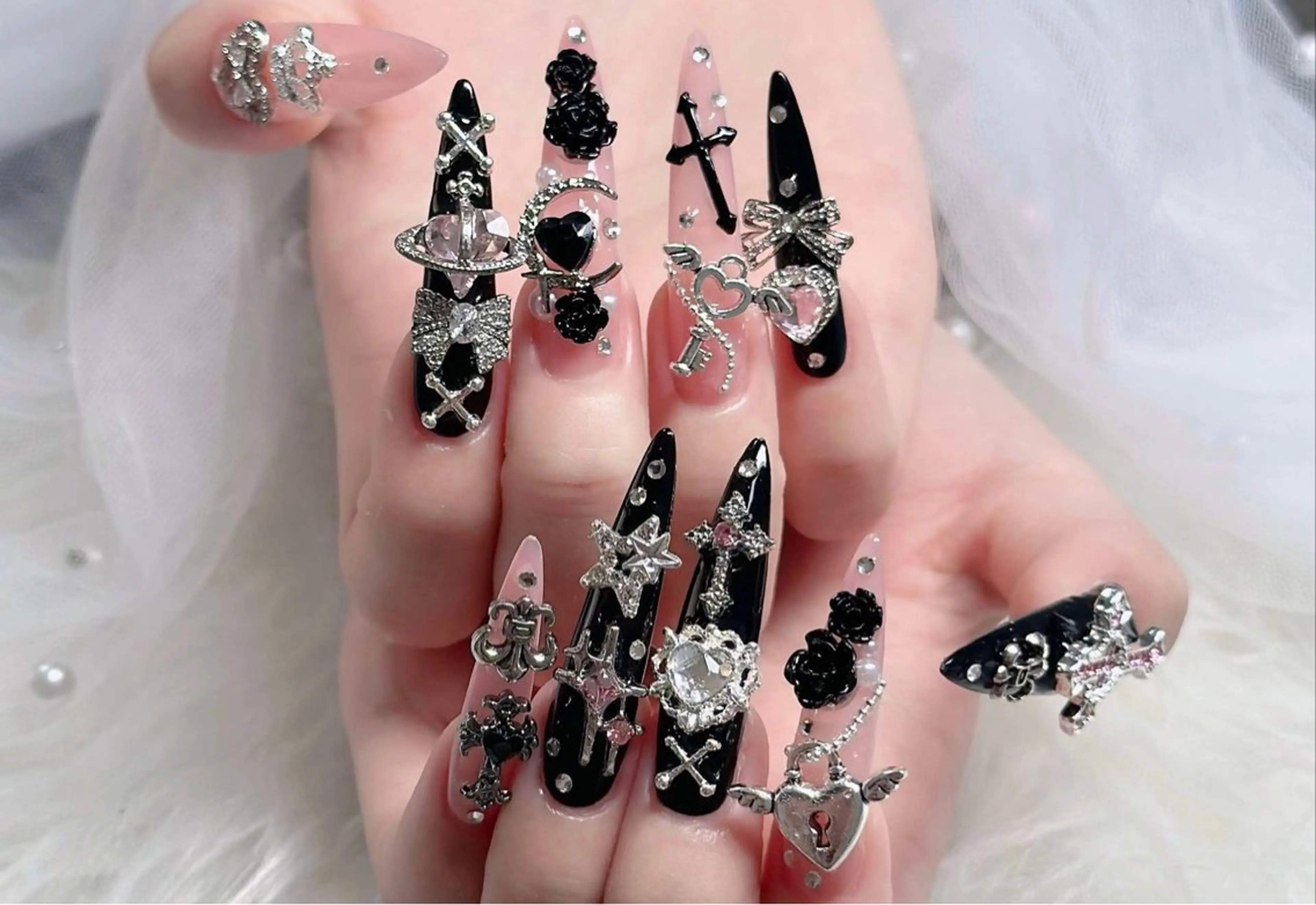 ネイル オーロラネイル フレンチネイル ジェルネイル ハロウィン キラキラネイル ハンドネイル H.baby Nail Salonのネイルデザイン