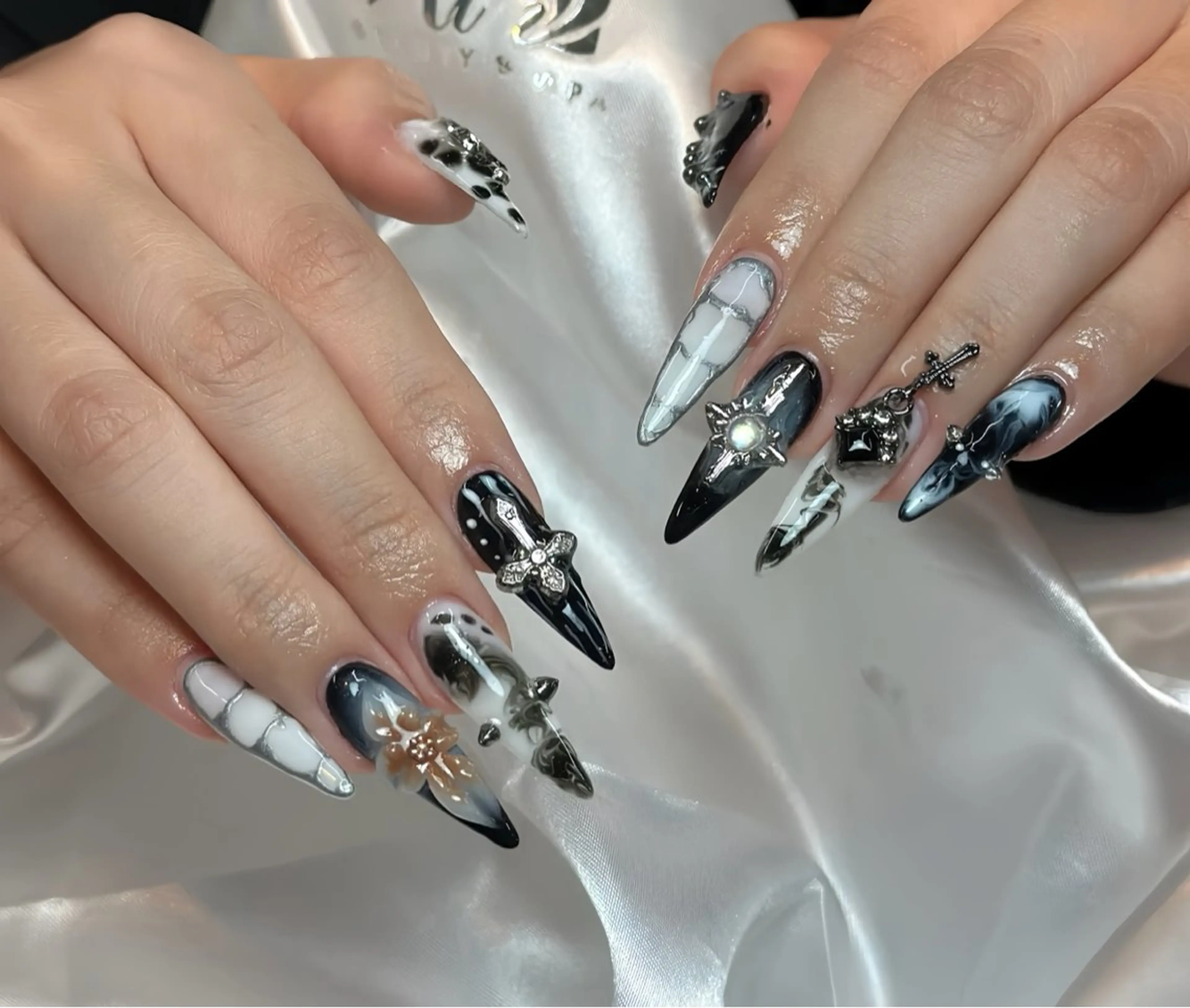 ネイル アートネイル ハロウィン ロングネイル スカルプネイル ネイルチップ Rin Nail 新大久保店のネイルデザイン