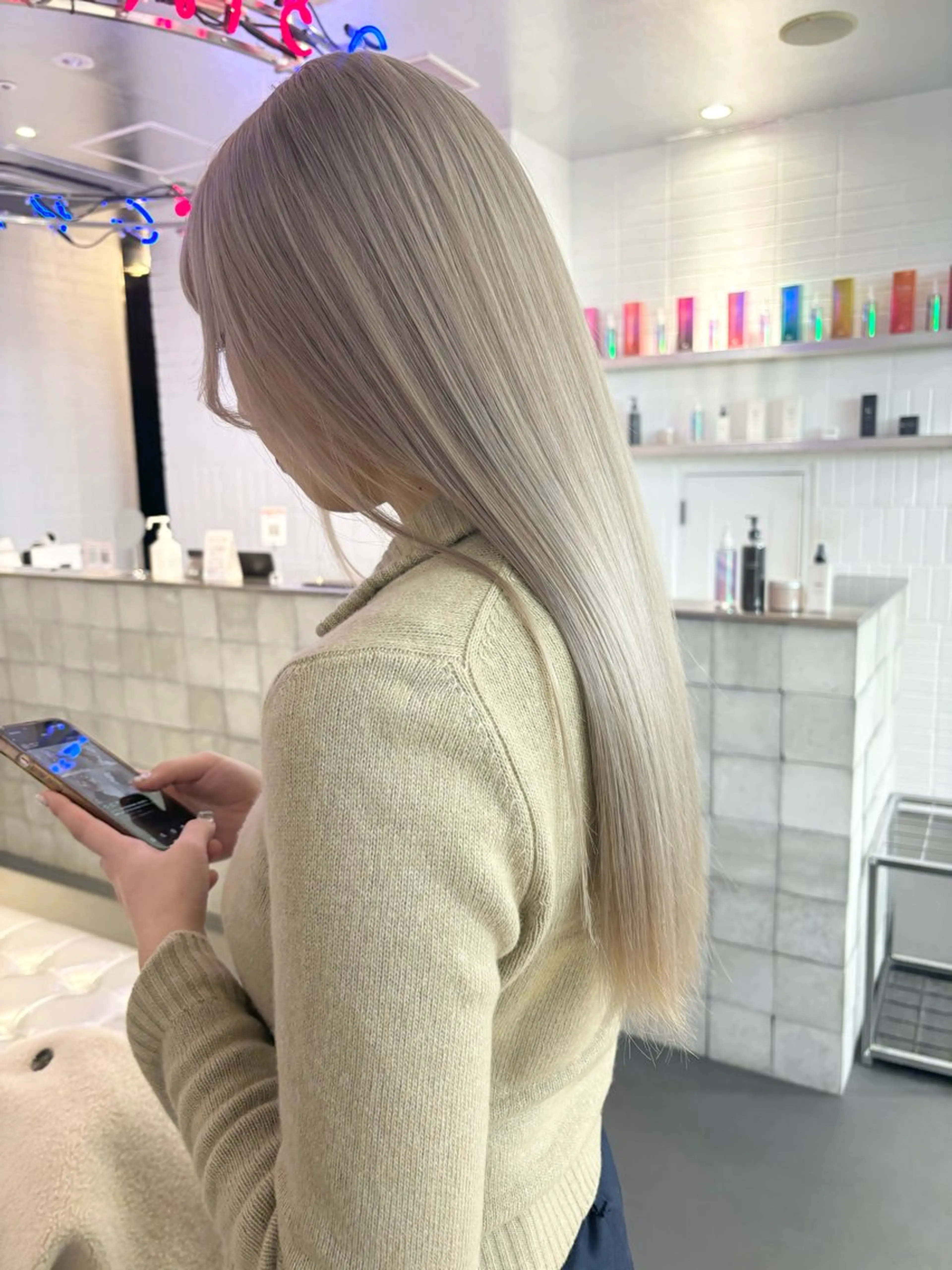 セミロング カラー ヘアアレンジ ベージュカラー ホワイトベージュ カット ヘアカラー トリートメント 🎨ハイトーン/ 切りっぱなし みつきのヘアスタイル