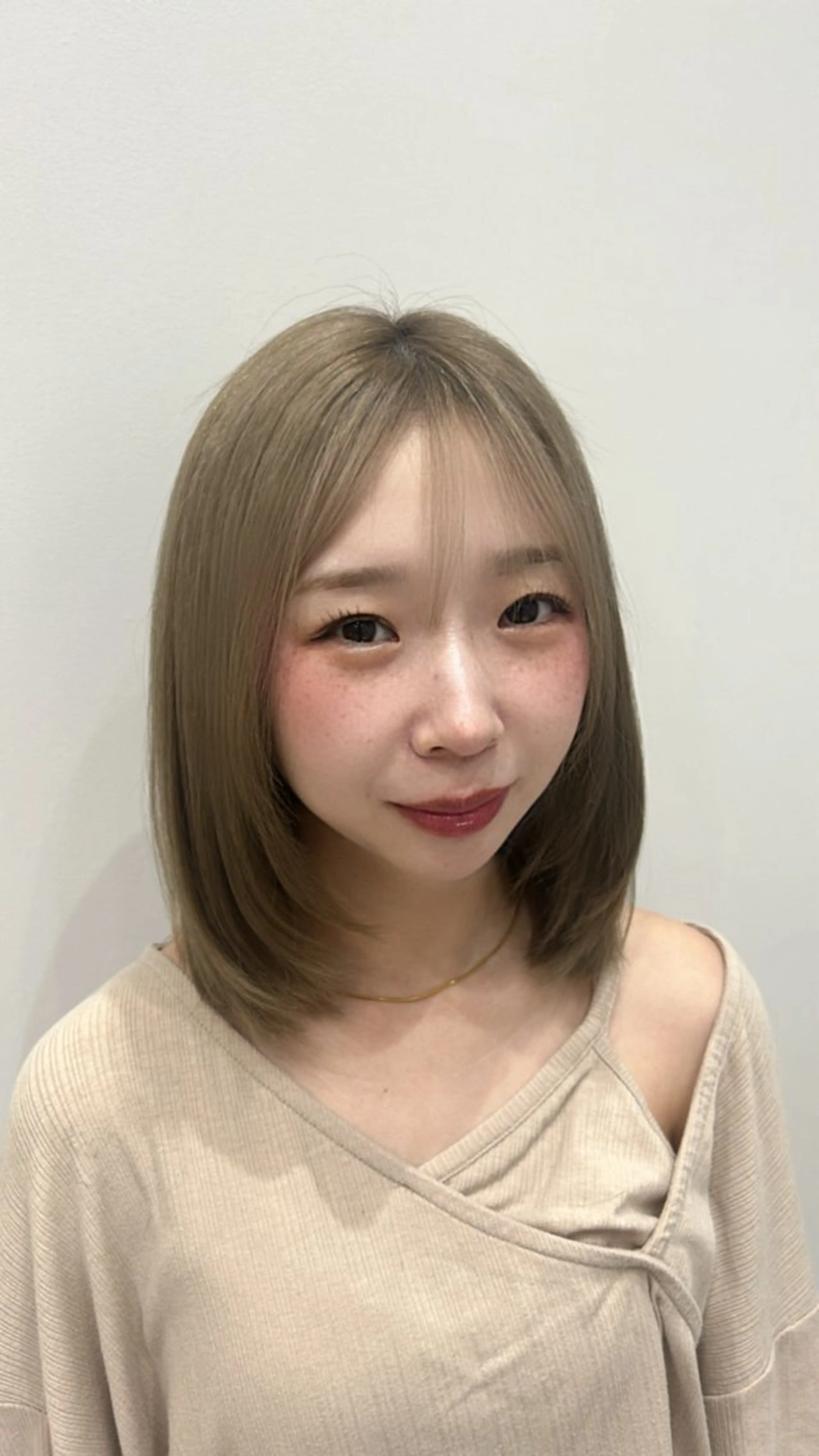ミディアム カラー ベージュカラー ブリーチ ハイトーンカラー ハイトーンベージュ カット ヘアカラー 🫧艶髪ボブ🫧 チカのヘアスタイル