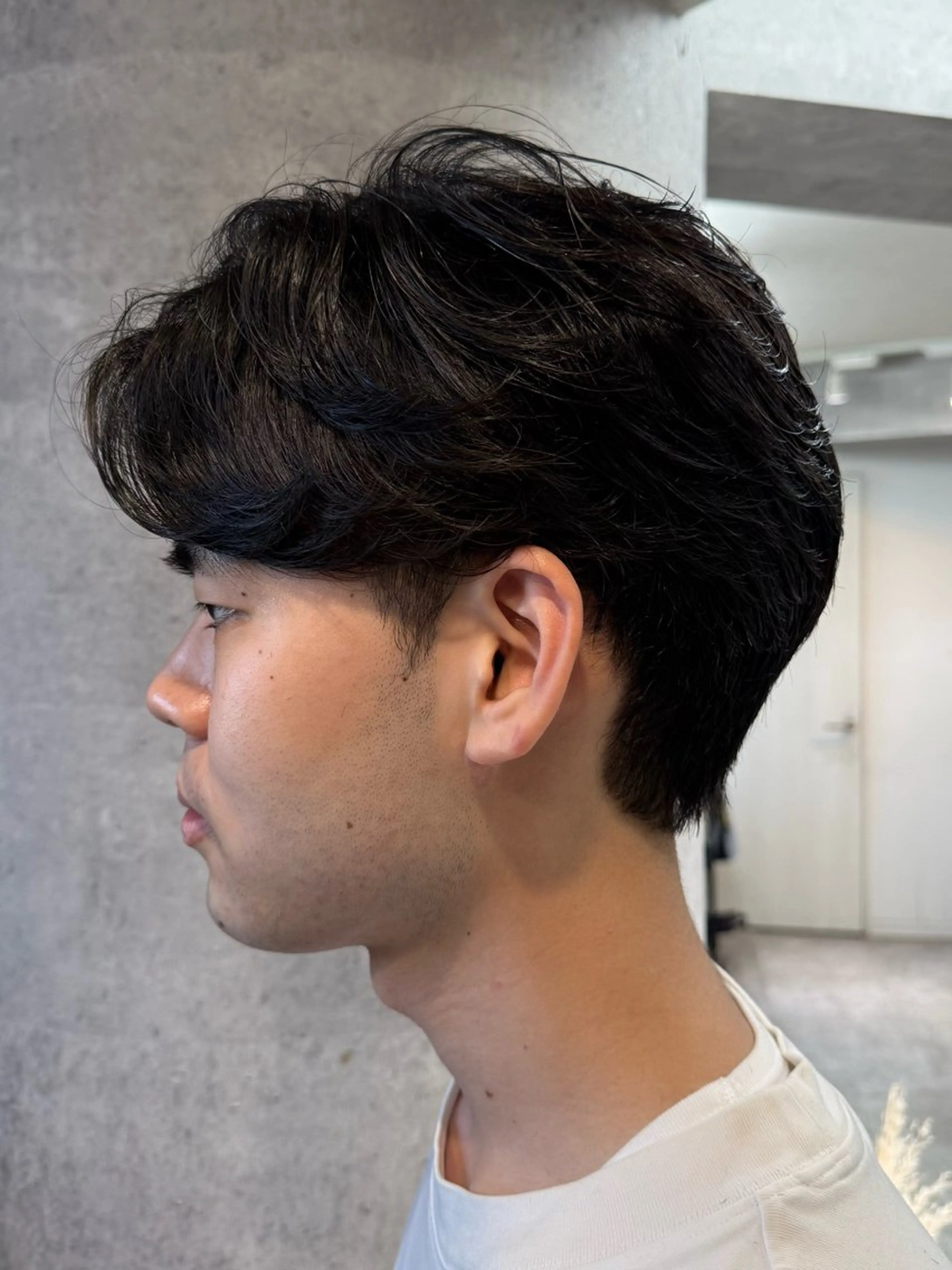 ショート パーマ メンズ ビジネス センターパート フェードカット フェザーパーマ メンズ韓国風 カット パーマ トリートメント ヘアセット 新宿メンズ専門 モテ清潔感パーマ特化のヘアスタイル