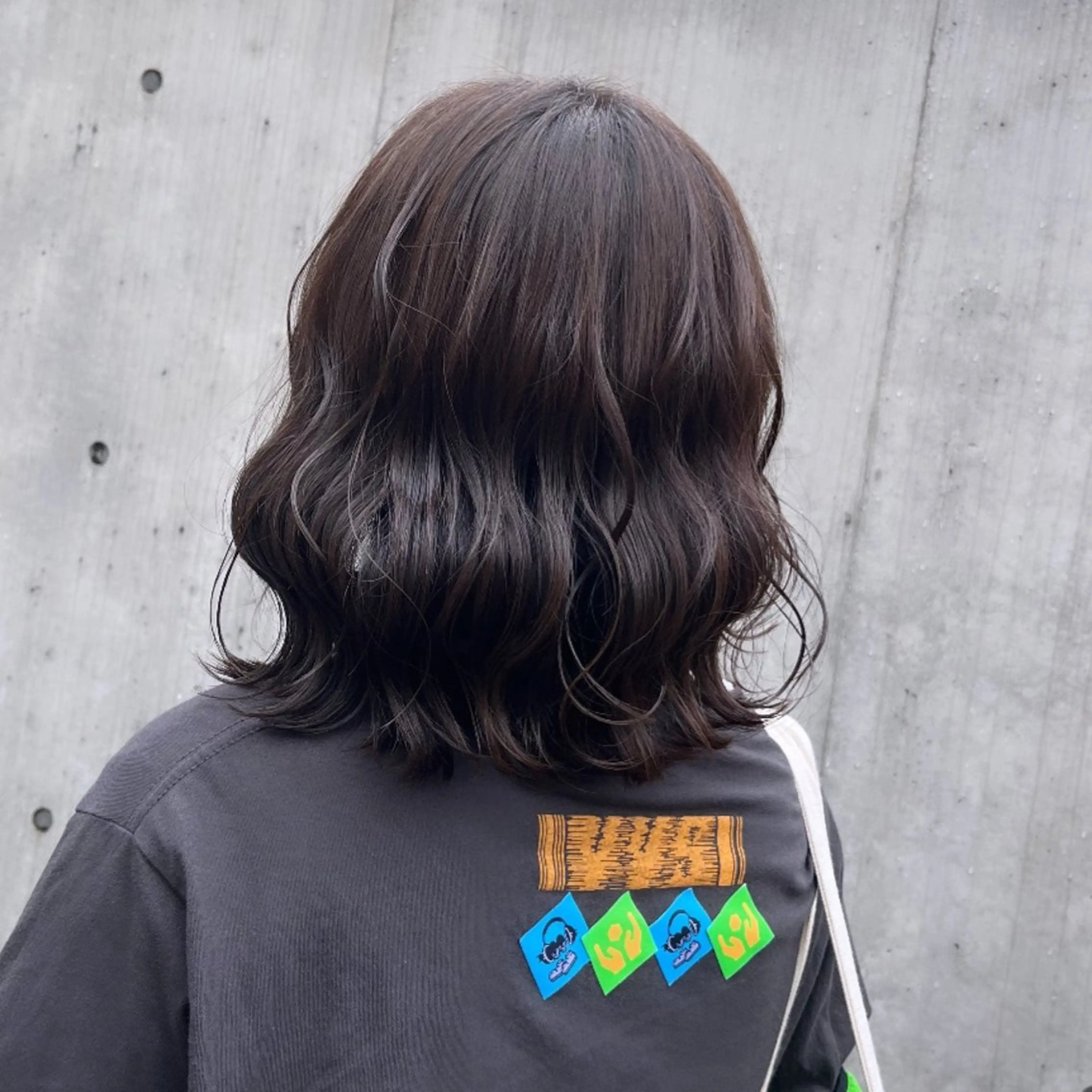 ミディアム カラー アッシュ アッシュグレー アッシュグレージュ ブラウンカラー 透明感カラー ヘアカラー トリートメント ヘッドスパ ヘアセット カジュアルを女っぽく 𝗮𝘆𝗮𝗰𝗼のヘアスタイル