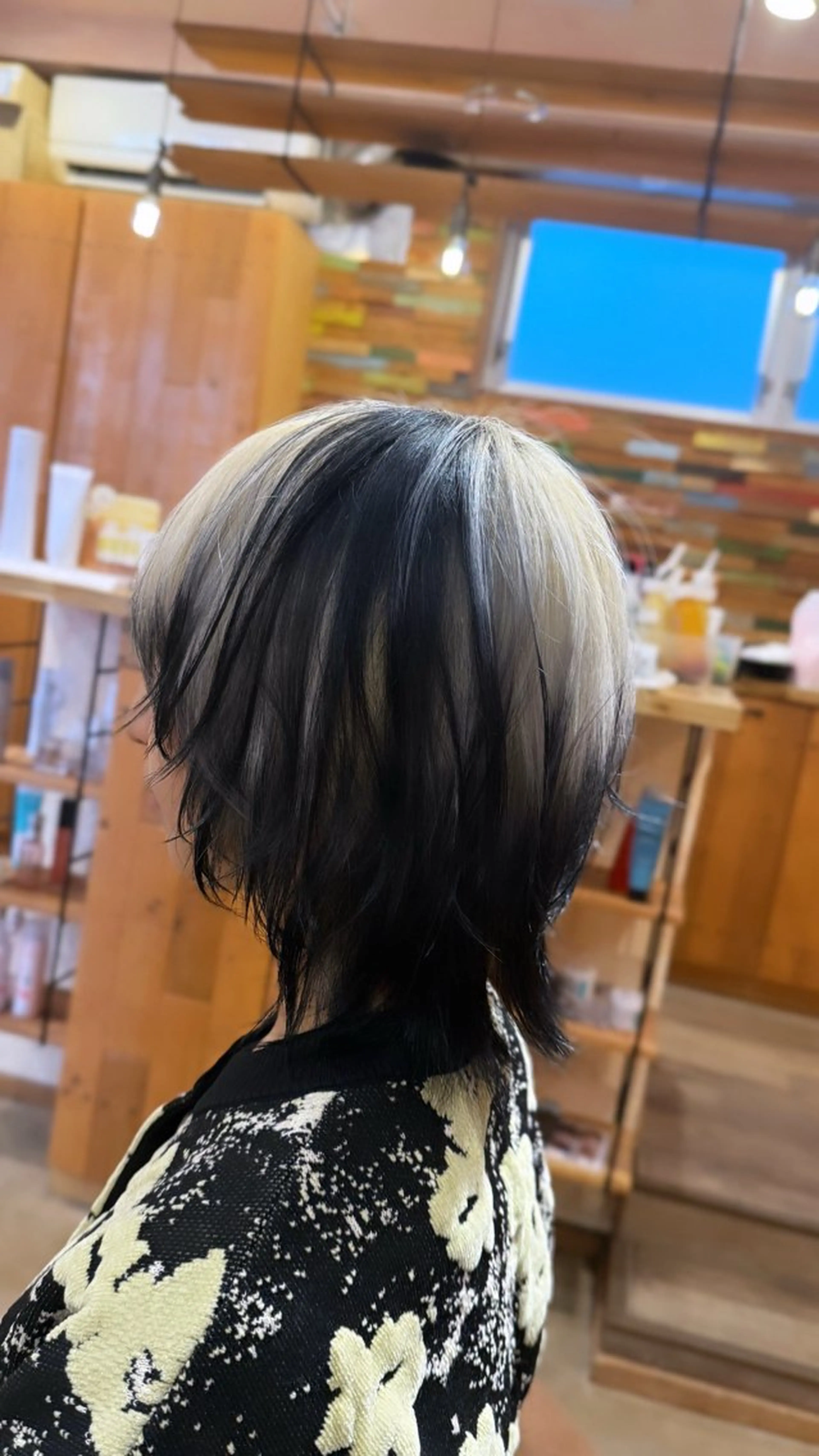 ミディアム カラー ウルフカット カット ヘアカラー トリートメント れい/デザインカラー /レイヤー/髪質改善のヘアスタイル