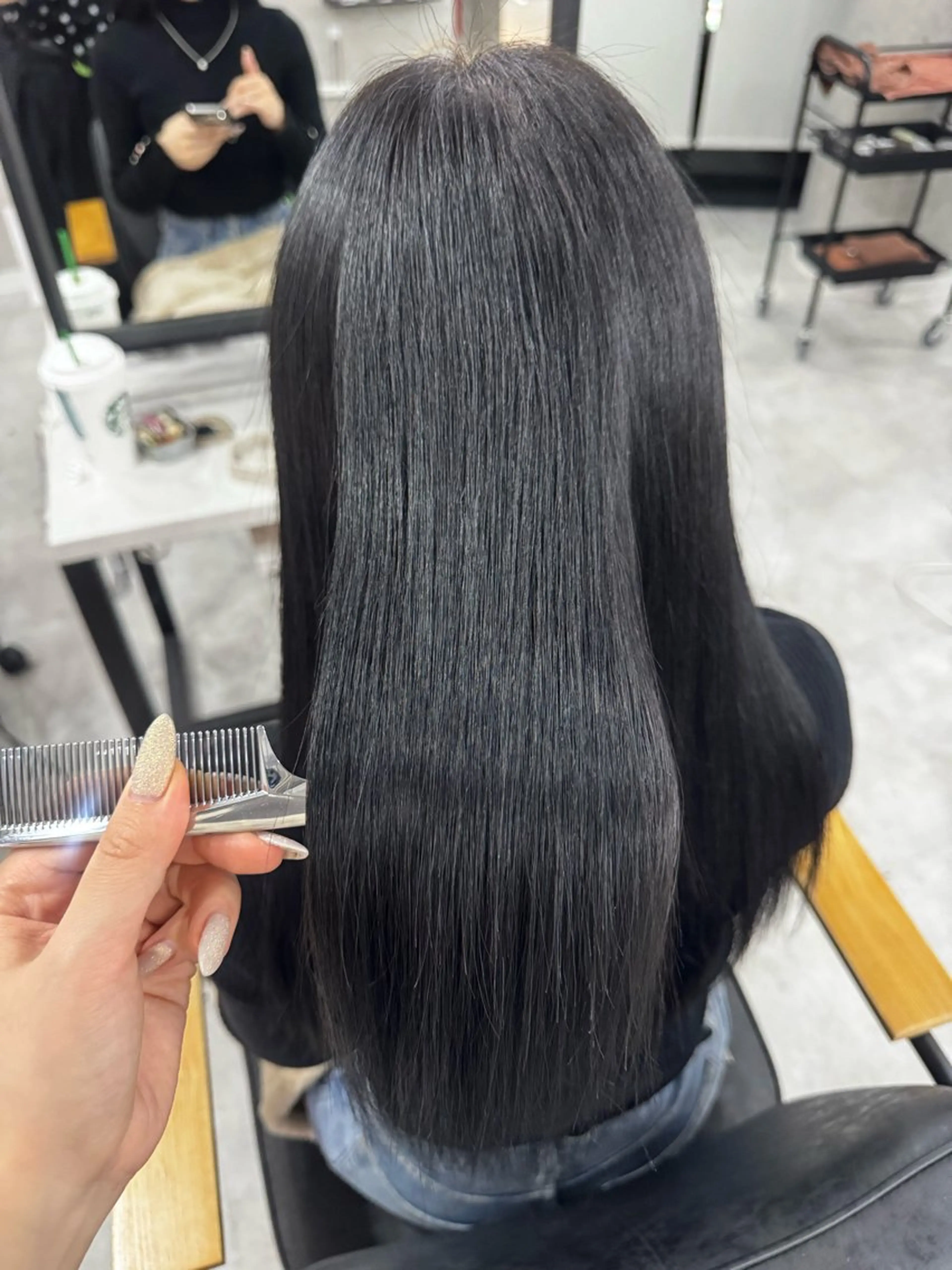 ロング カラー ベージュカラー 黒髪 ブリーチ ブルーカラー ブルーブラック ヘアカラー トリートメント 赤み無し柔らかカラー 【梅田】madokaのヘアスタイル