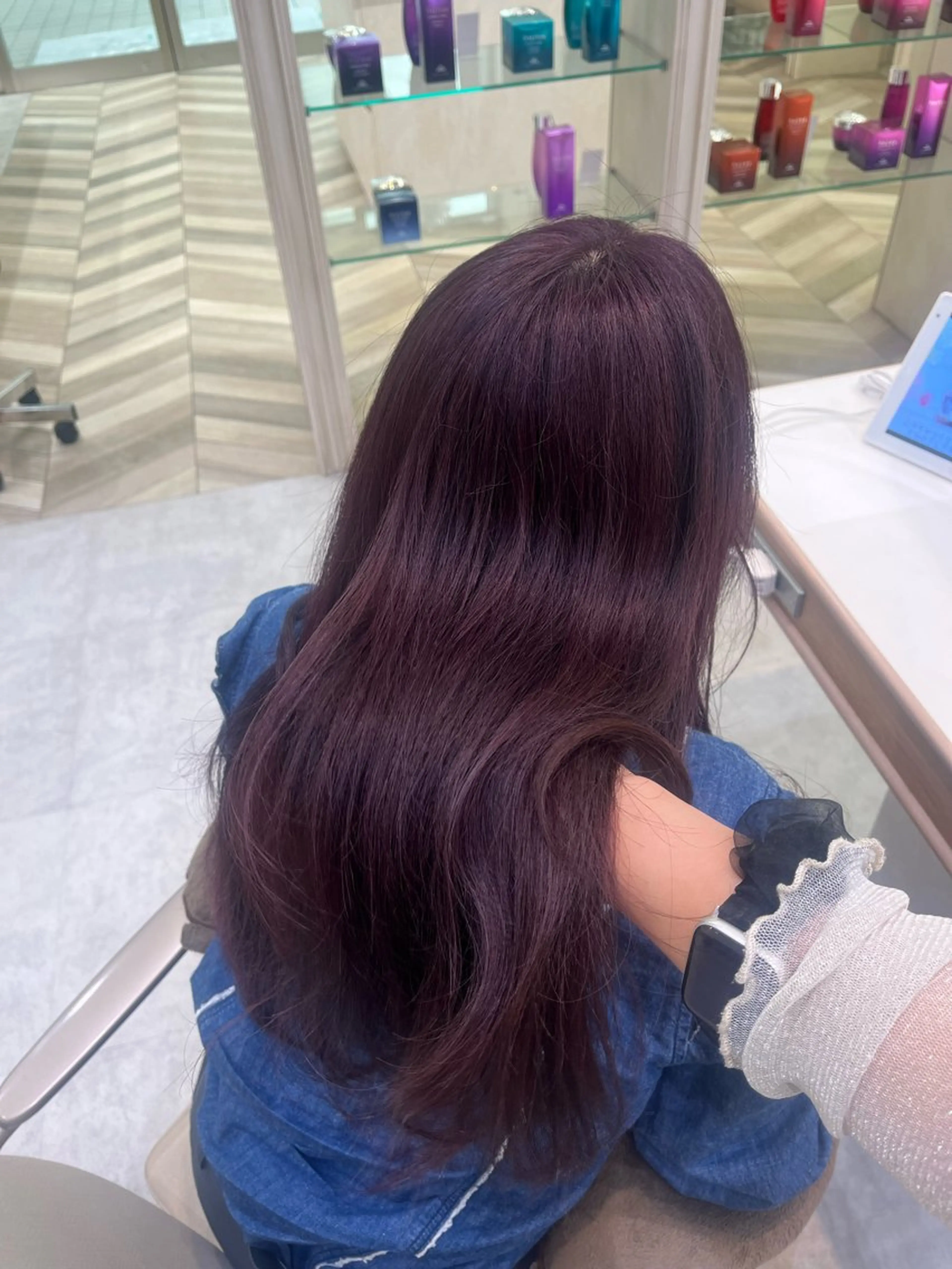 セミロング カラー 𝑴𝑰𝑨🎀赤髪 /ピンク/髪質改善のヘアスタイル