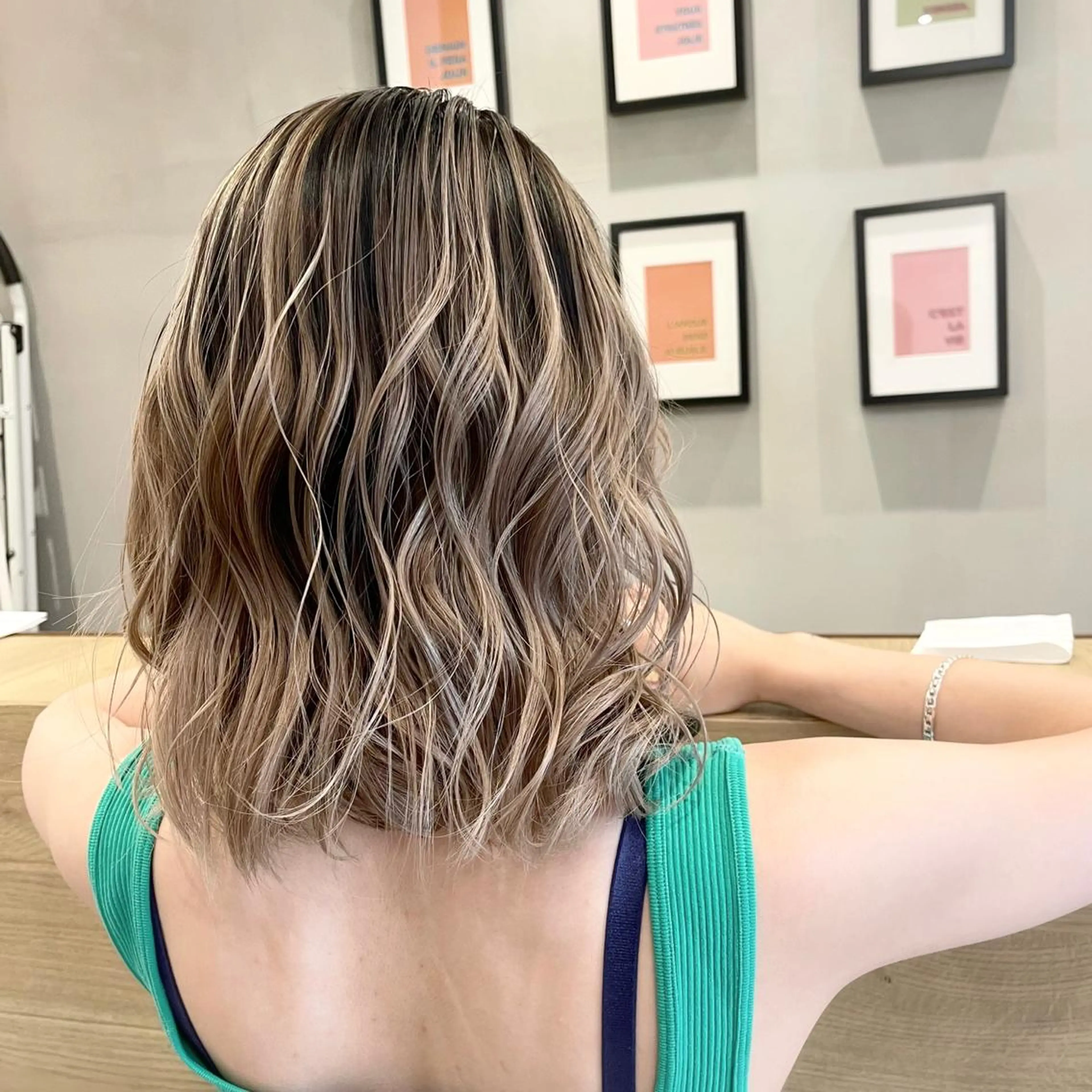 ミディアム カラー ヘアアレンジ バレイヤージュ デザインカラー ハイライトカラー 外国人風カラー ハイライト カット ヘアカラー トリートメント アンドウ ユウ/ レイヤーカット/韓国のヘアスタイル