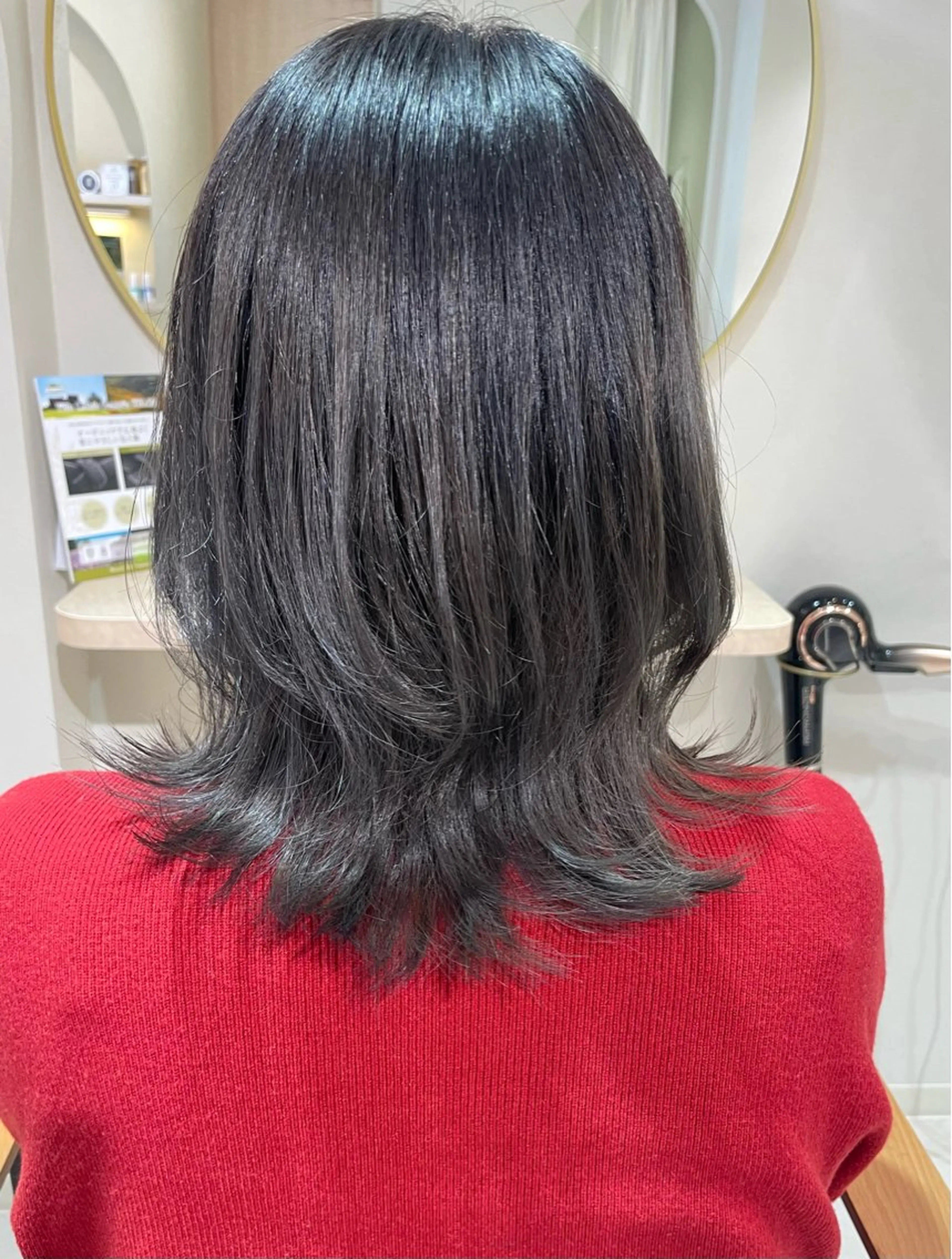 ミディアム カラー くびれヘア 外ハネヘア 目見田 茜のヘアスタイル