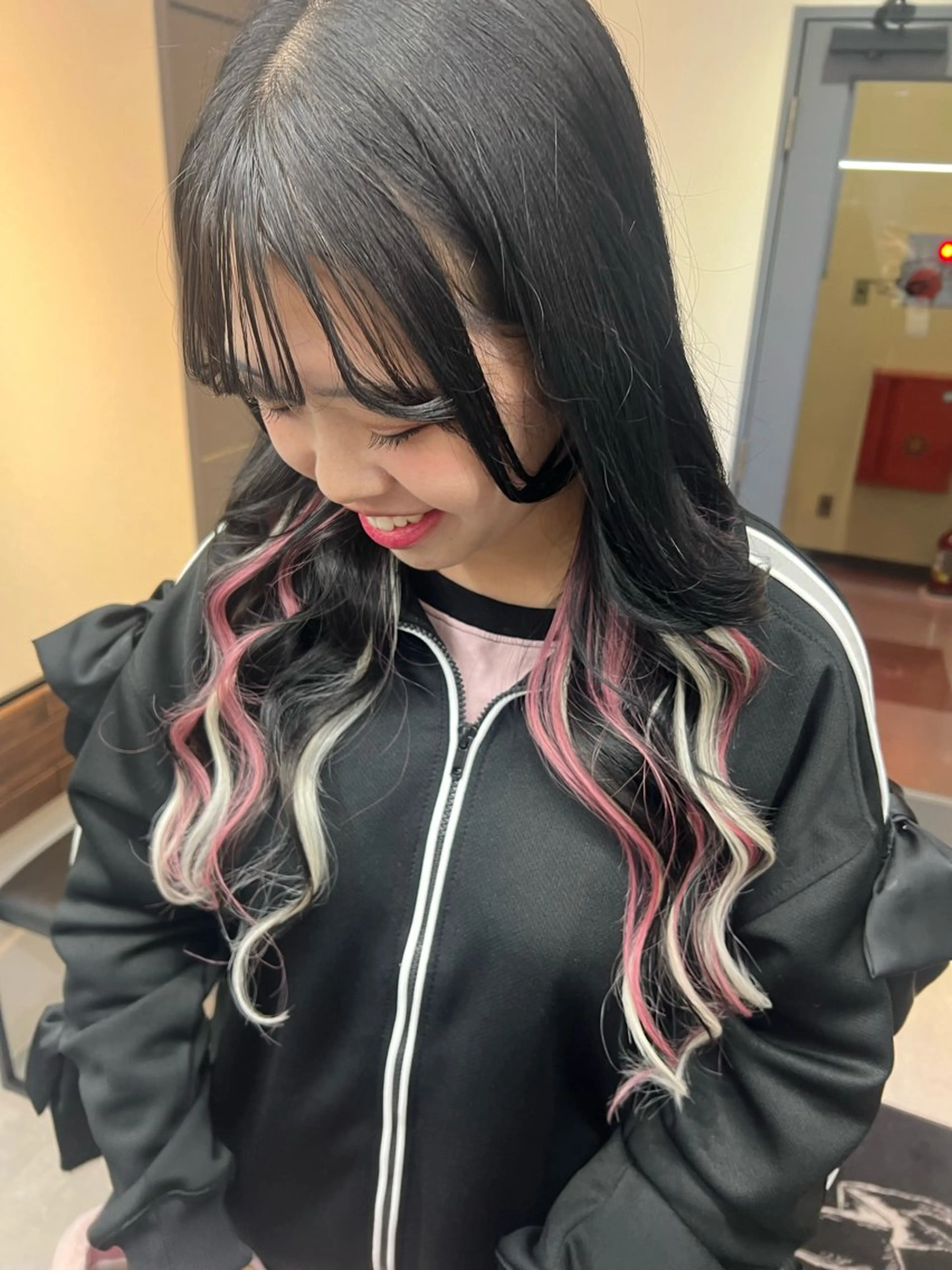 ロング カラー シールエクステ インナーカラー ピンクカラー エクステ ショート/ウルフ カットモデル募集のヘアスタイル