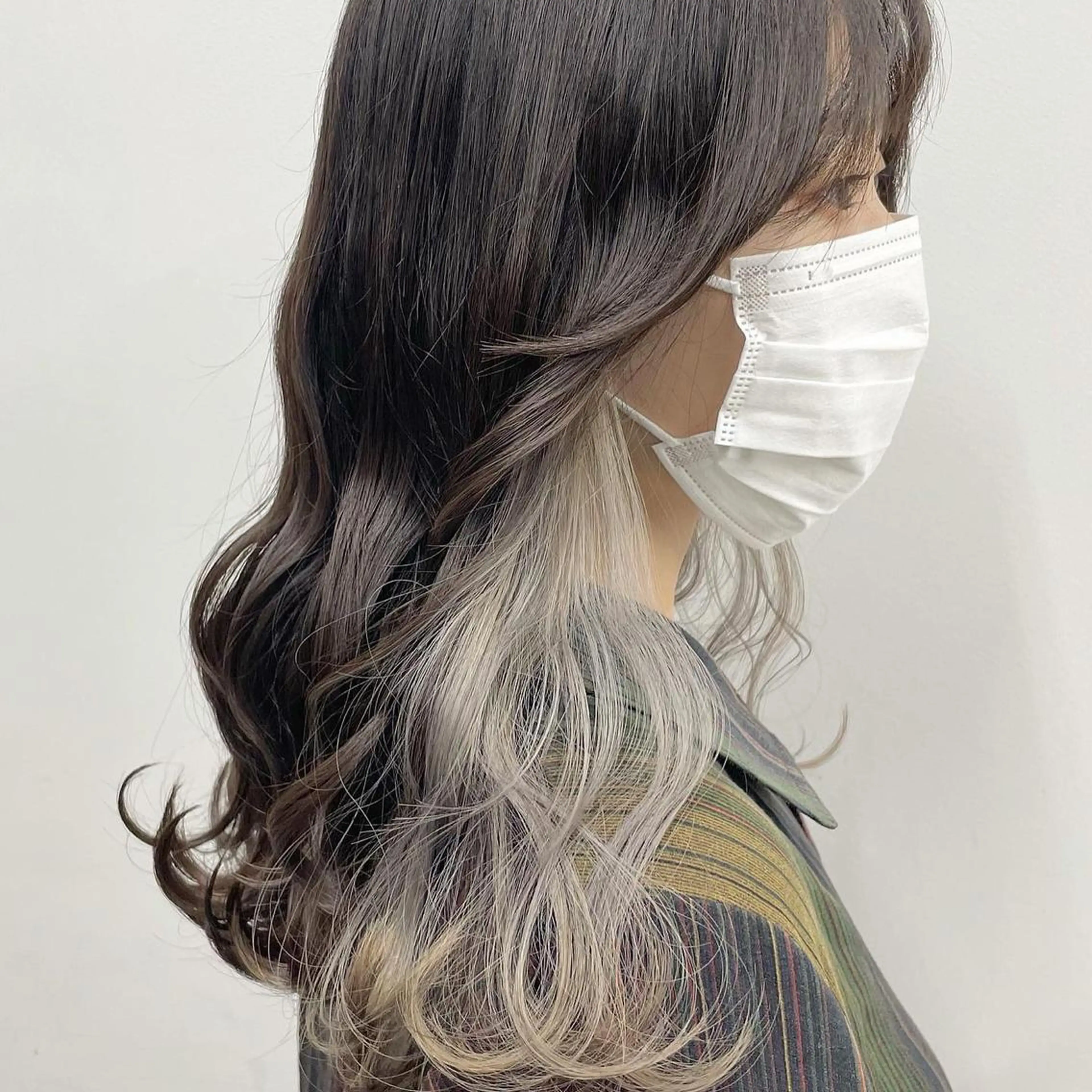 ミディアム カラー ヘアアレンジ ブリーチ イヤリングカラー シルバー ヘアカラー トリートメント 🦄インナーカラー 🦄貫井彩花のヘアスタイル