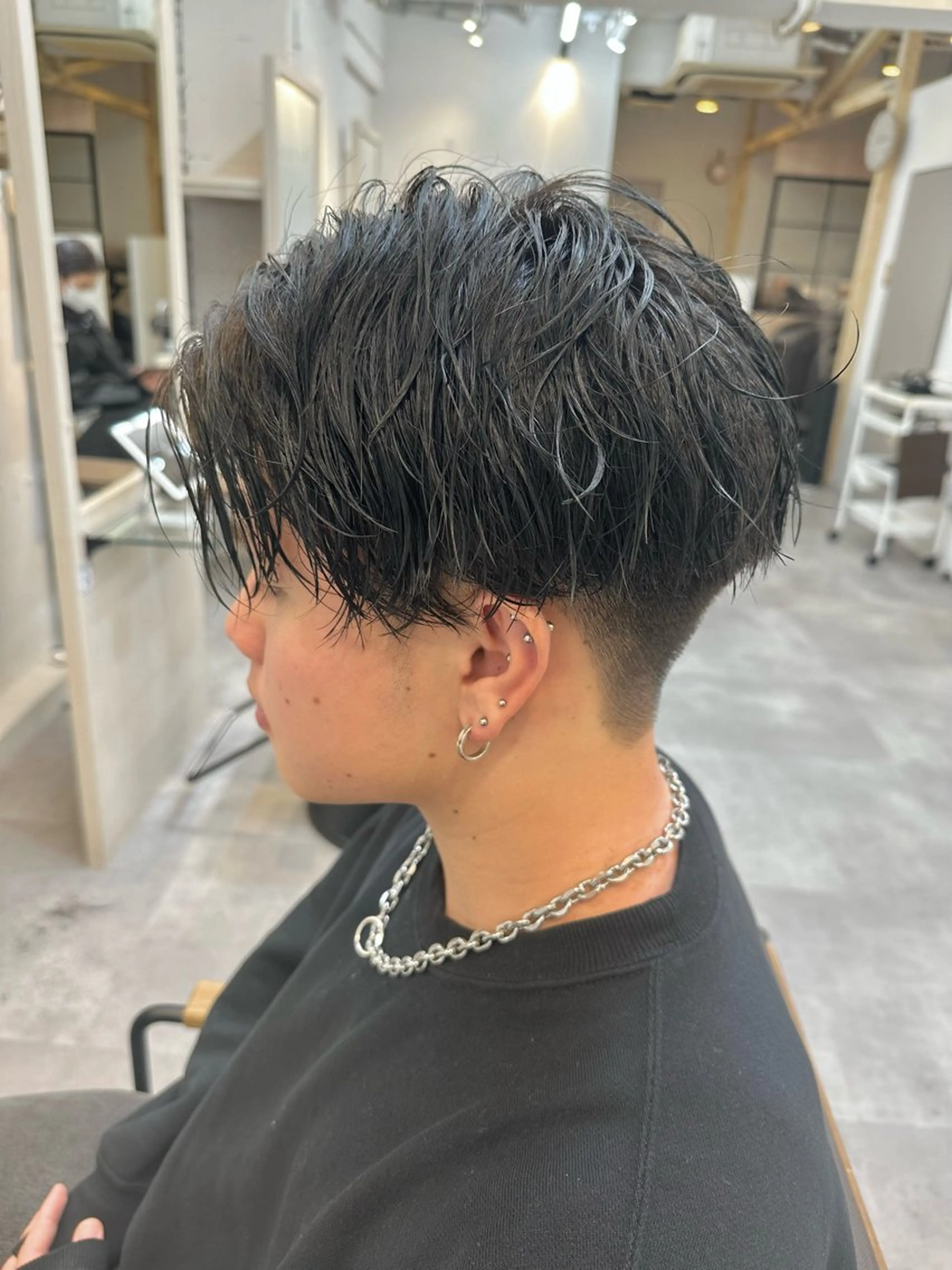 ミディアム メンズ 刈り上げ 佐藤 愛のヘアスタイル