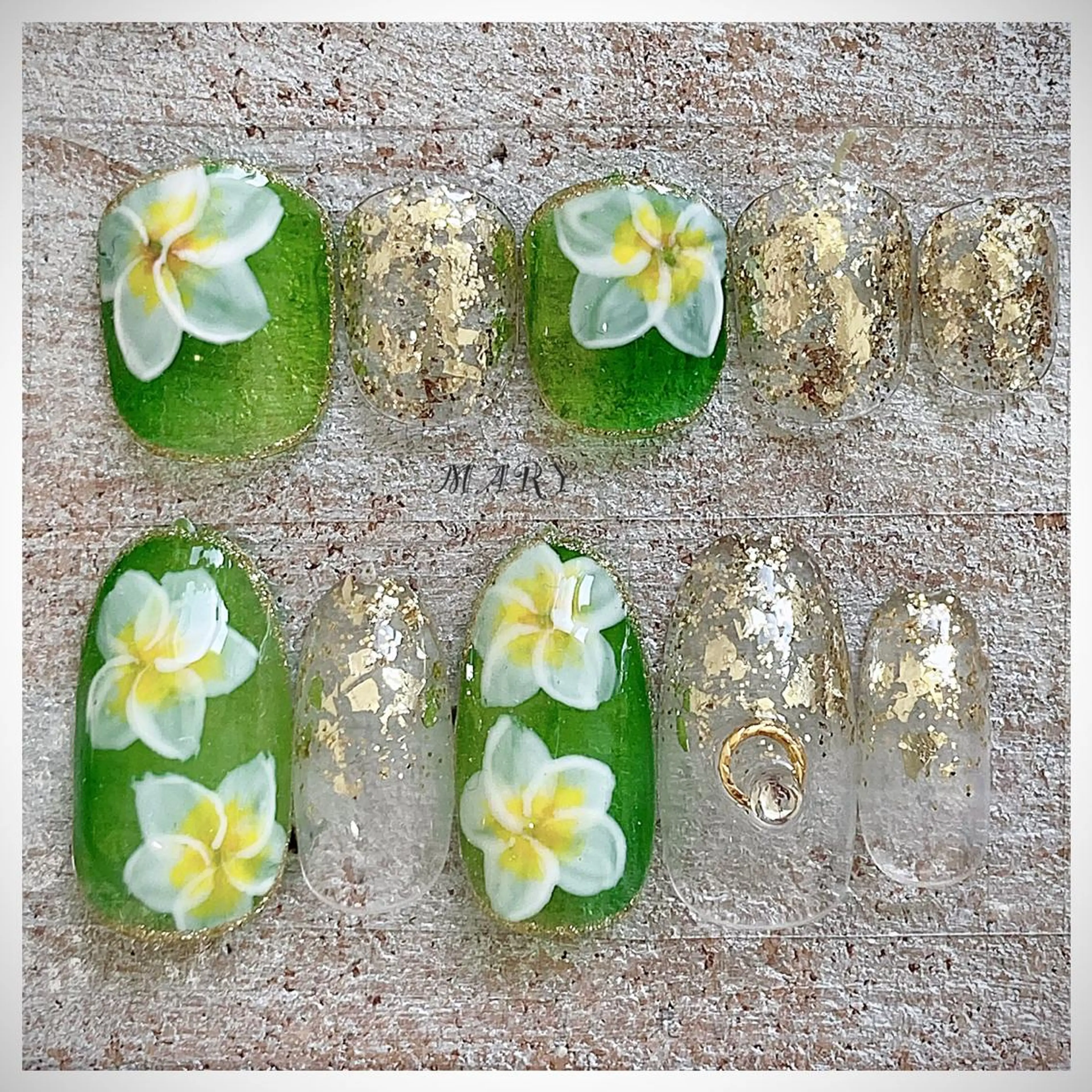 ネイル フラワーネイル フットネイル ゴールド おそろいネイル ニュアンスネイル フットネイル Mary nail .narumiのネイルデザイン