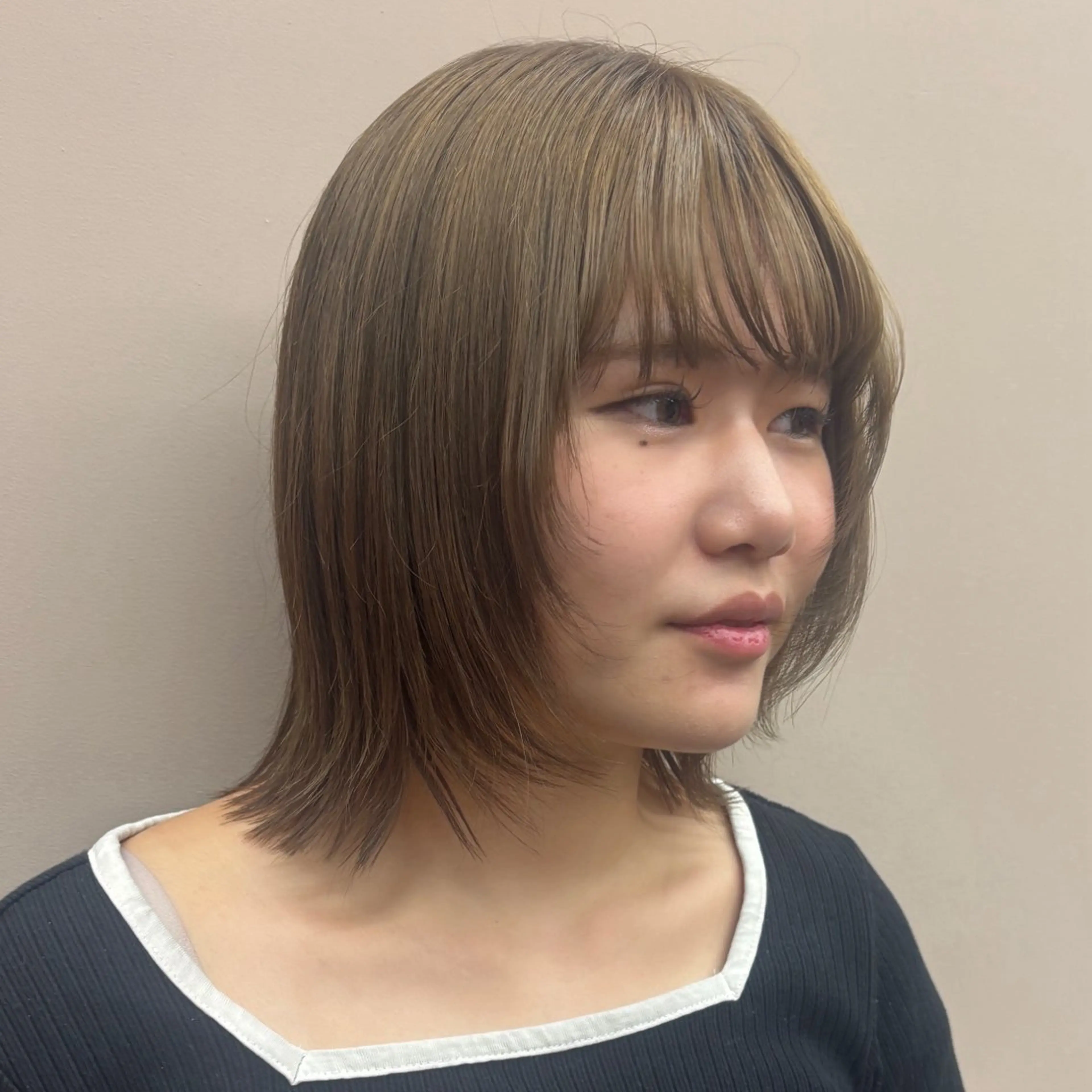 ミディアム カラー ベージュカラー ブリーチ ヘアカラー HIBIKI / 透明感カラーのヘアスタイル