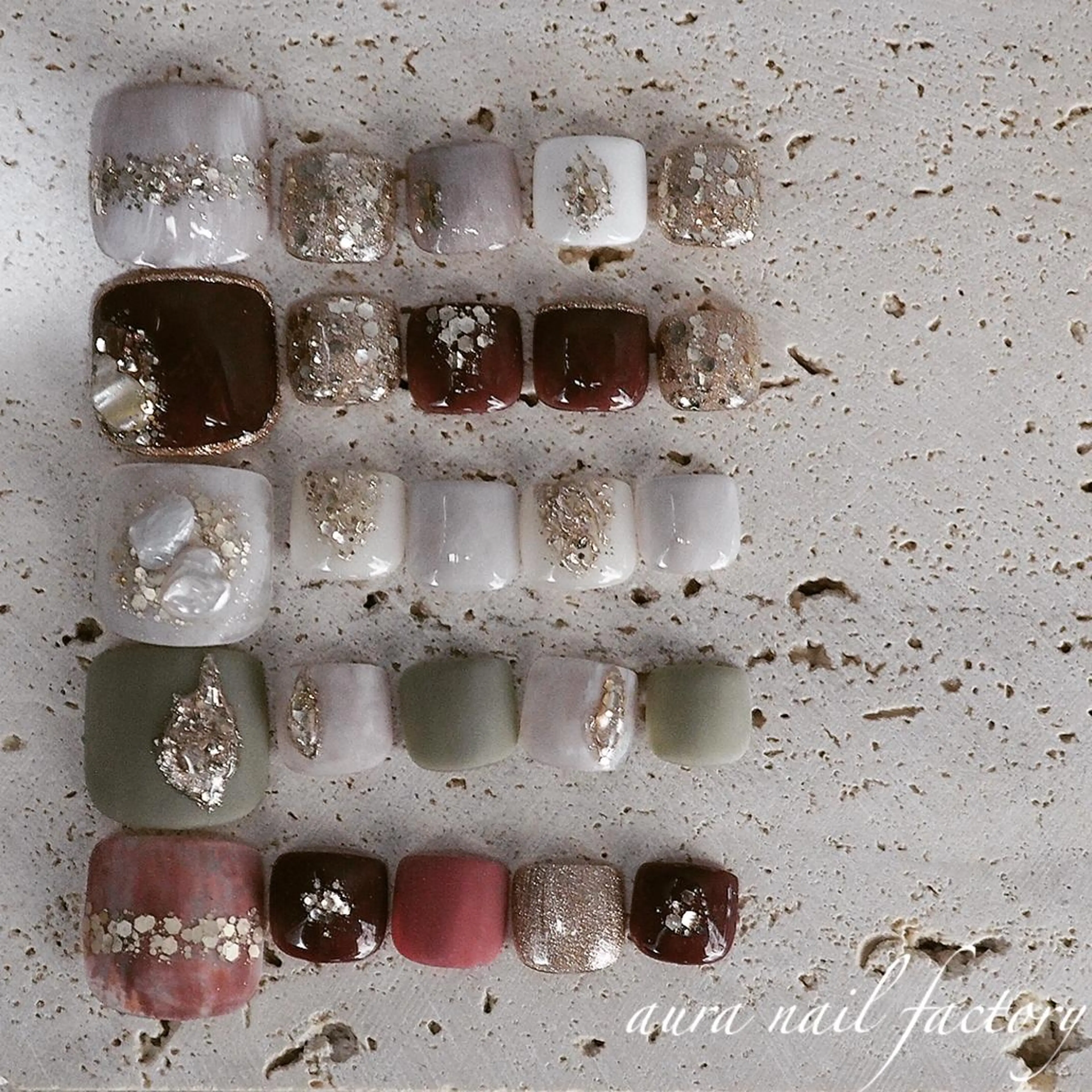 ショート カラー ネイル フットネイル ニュアンスネイル 赤色 赤羽 aura 深爪を断らない✨のネイルデザイン