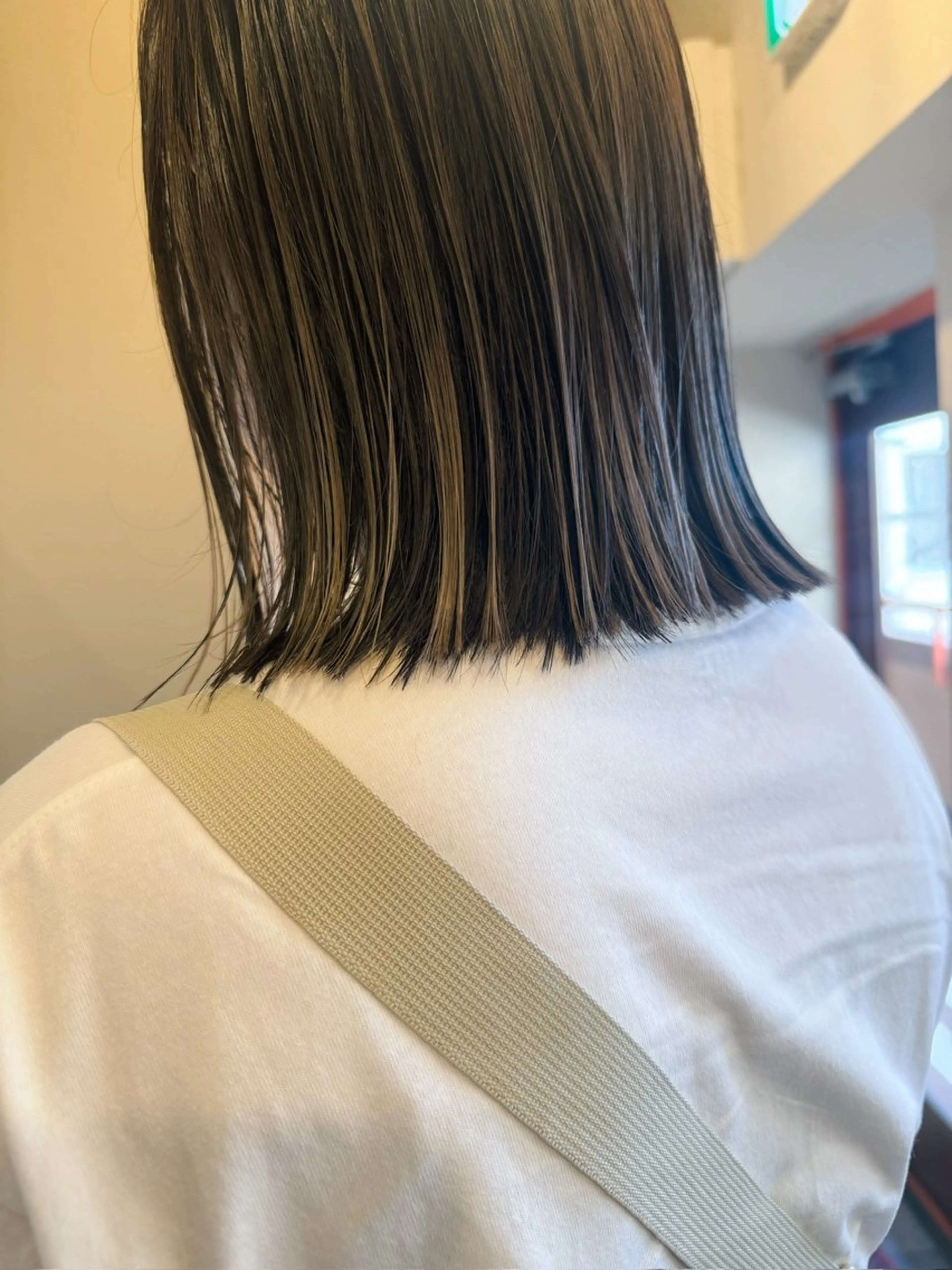 ショート カラー ブリーチ ヘアカラー トリートメント ハルカ/透け感カラー /顔周りレイヤーのヘアスタイル