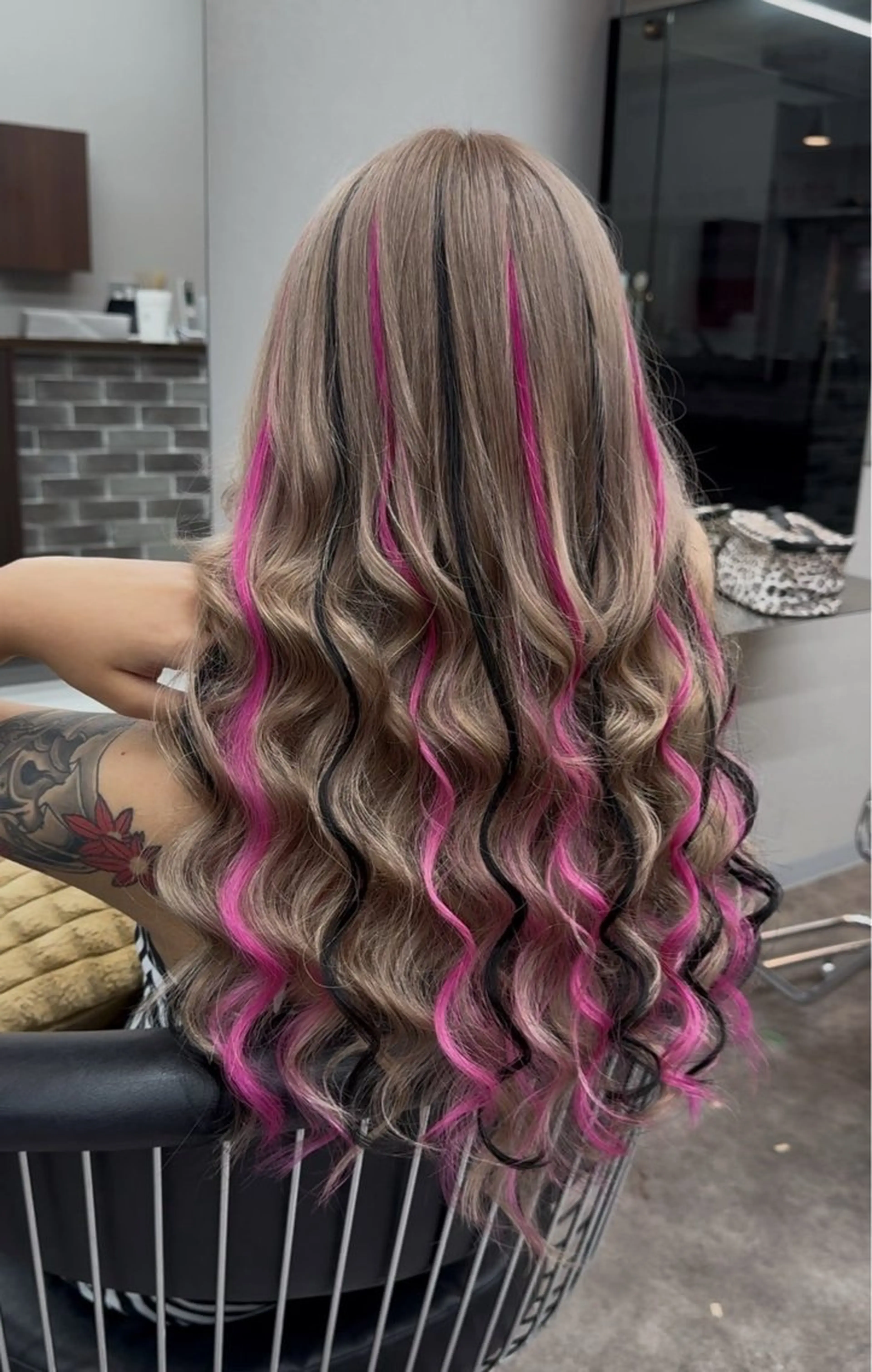 ロング かのブリーチカラー 🎧⛓️🩶のヘアスタイル