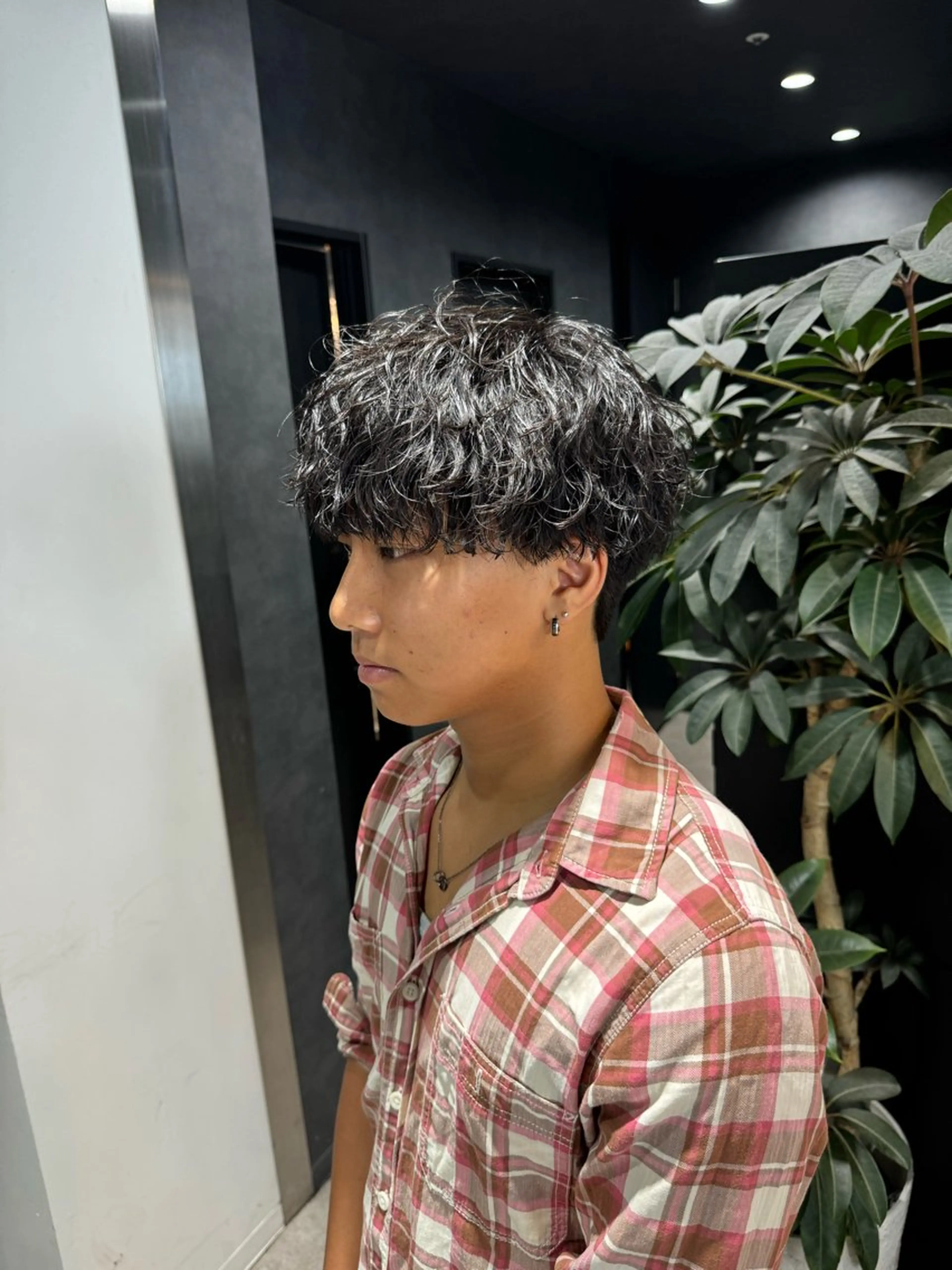 ショート カラー パーマ ヘアアレンジ メンズ メンズブリーチ センターパート メンズハイライト メンズハイトーン マッシュ カット パーマ トリートメント ヘッドスパ ヘアセット スパイキー/フェザー /波巻き/かいとのヘアスタイル