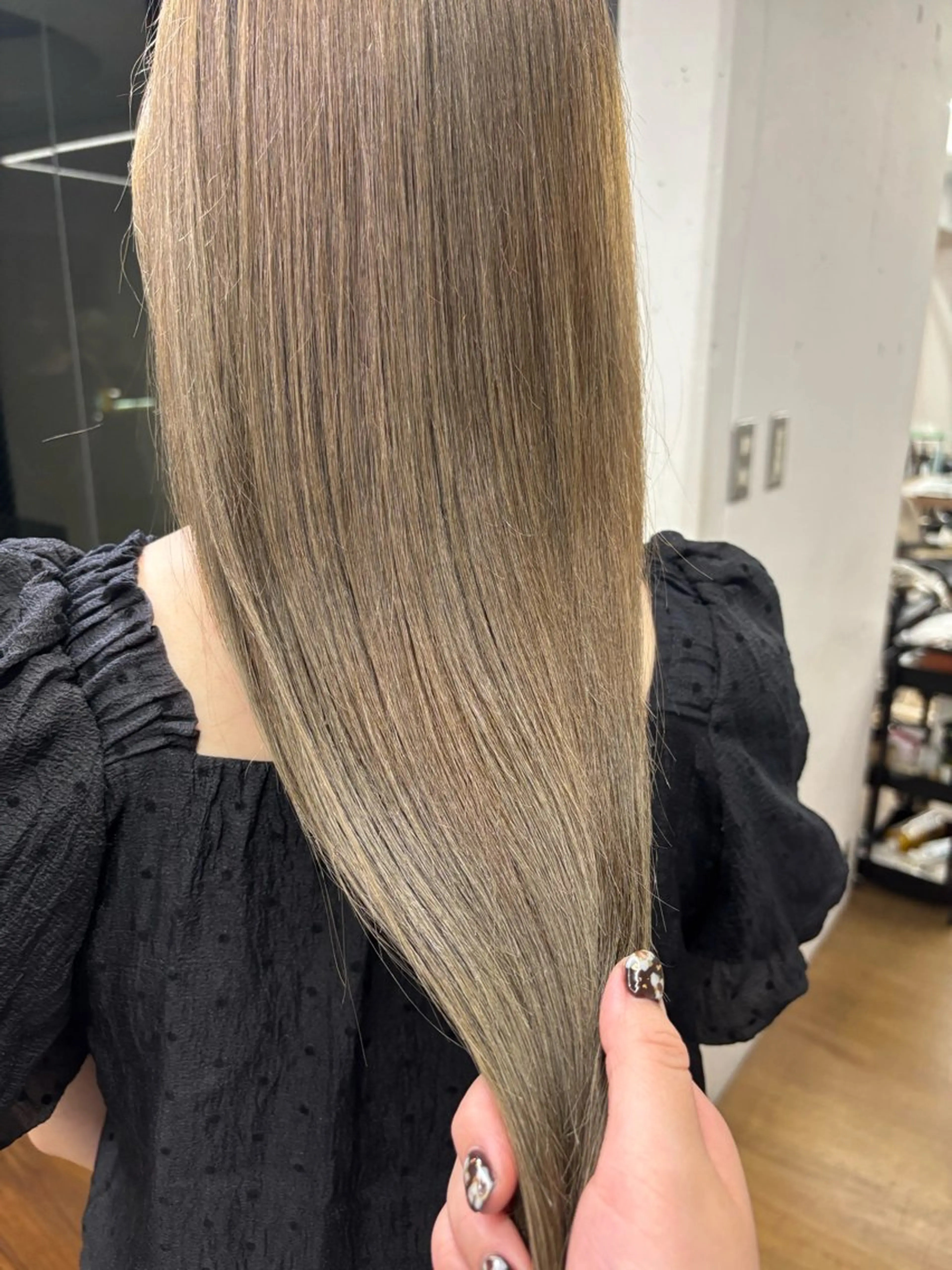 ロング カラー ブリーチ 透明感カラー オリーブカラー トリートメント 柔らかストレートと ツヤカラー/和田陽向のヘアスタイル