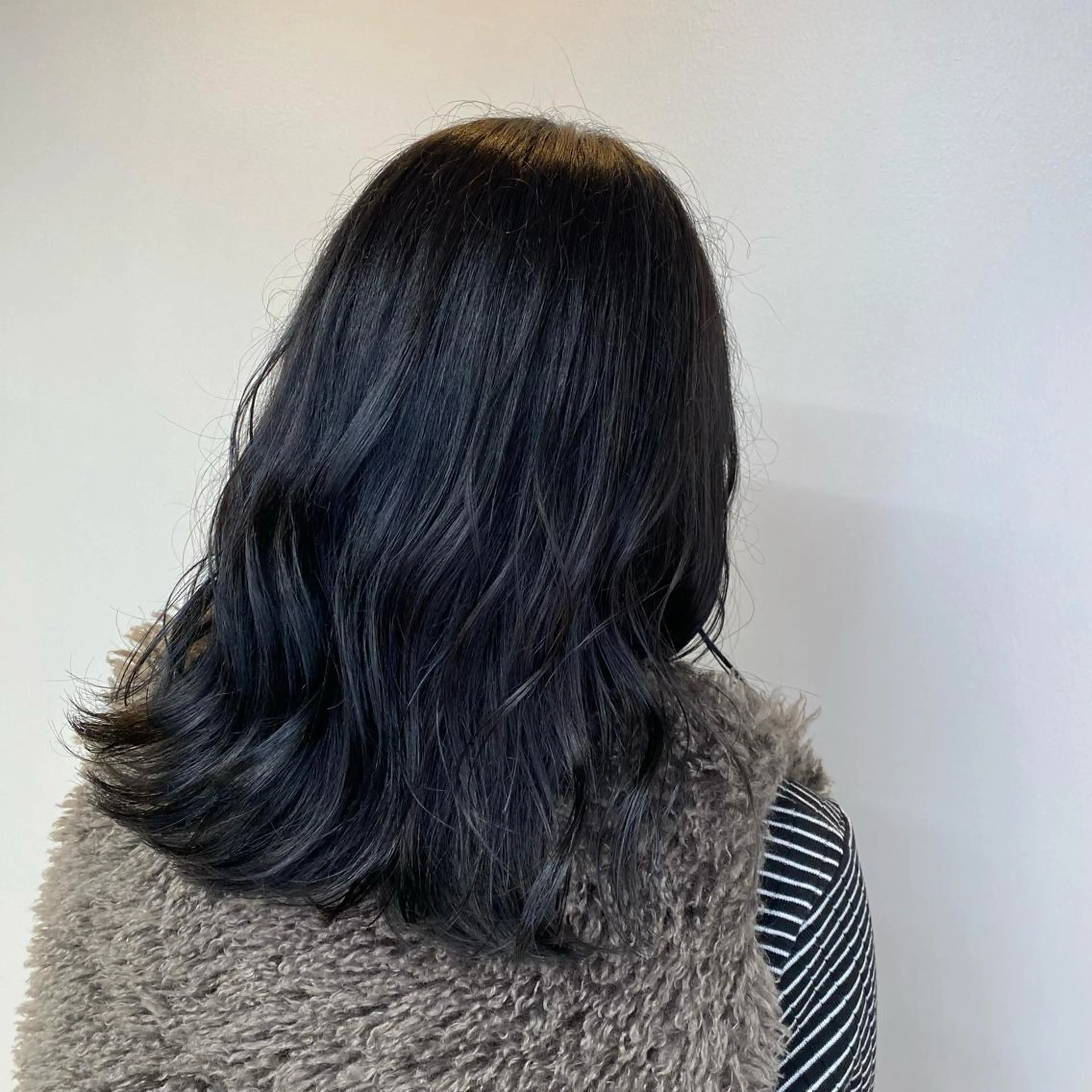 セミロング カラー 黒髪 ブルーカラー ブルーブラック HARUKA🍒 toccaのヘアスタイル