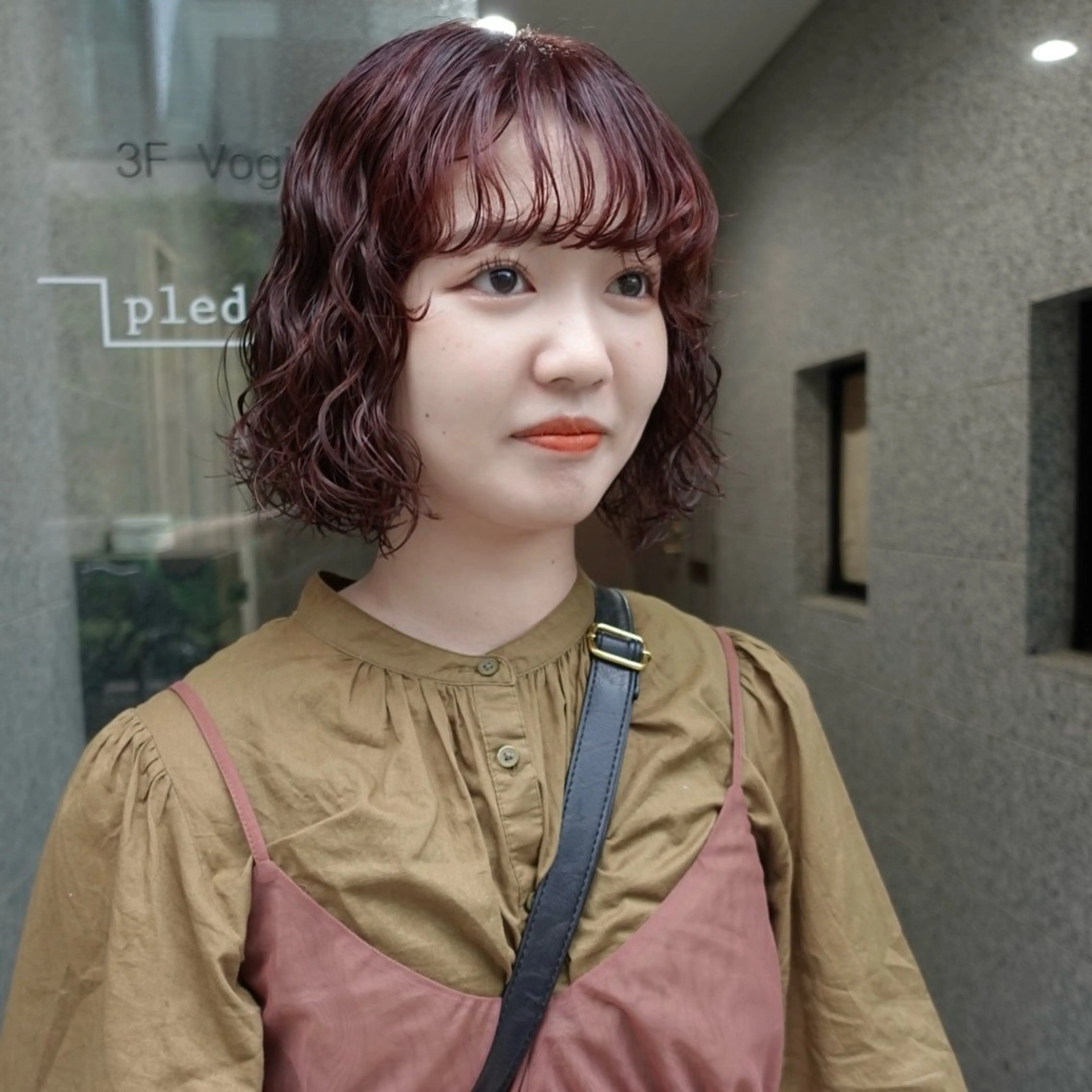 ミディアム カラー パーマ ヘアアレンジ ミディアムパーマ ブリーチ カシス ブリーチなしカラー レッドカラー カット ヘアカラー パーマ 🌐サトウ リョウ🌐のヘアスタイル