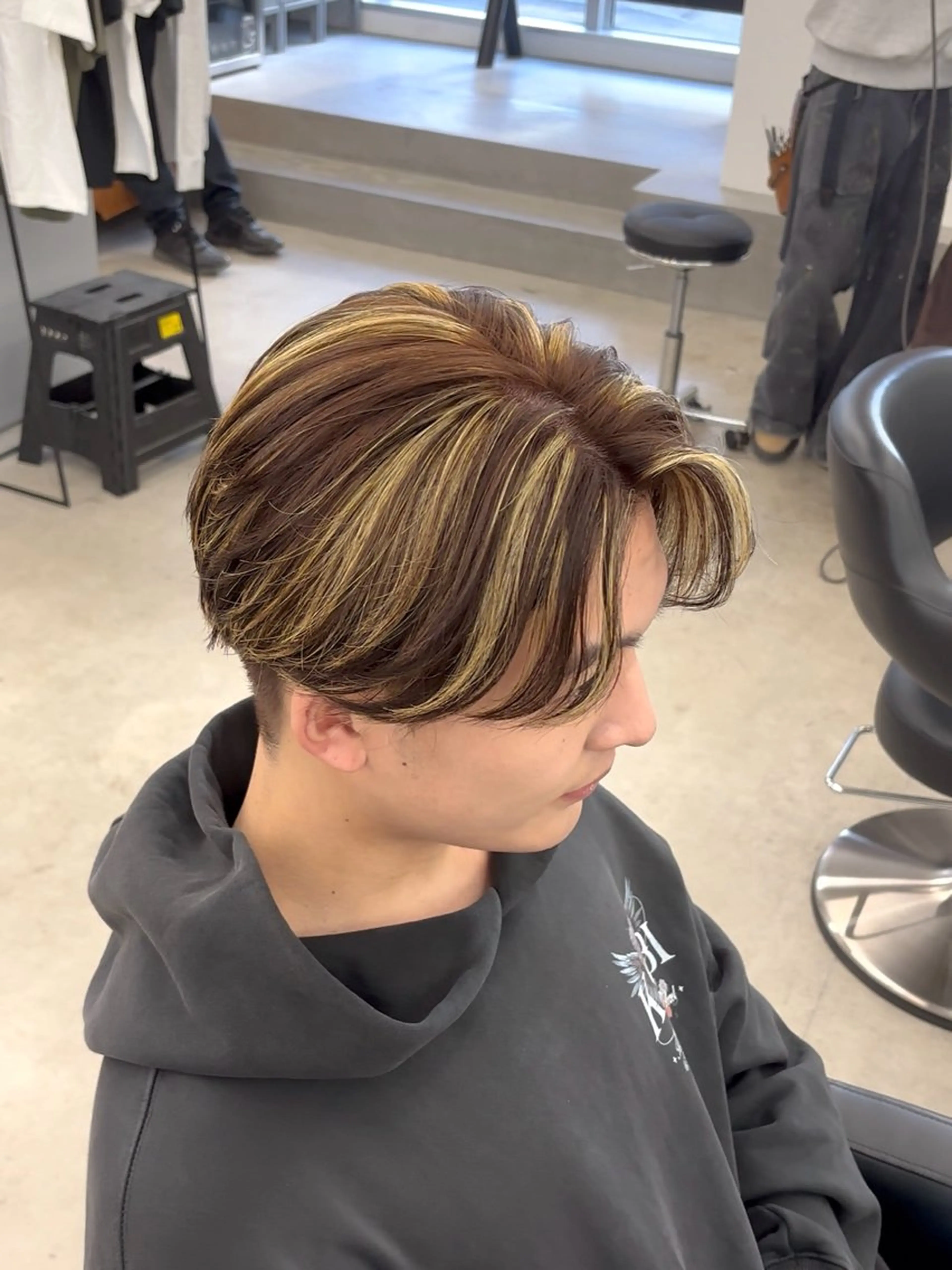 ショート カラー メンズ センターパート フェザーパーマ メンズハイライト メンズパーマ ハイライトカラー カット ヘアカラー なりたひろと / フェザーパーマのヘアスタイル