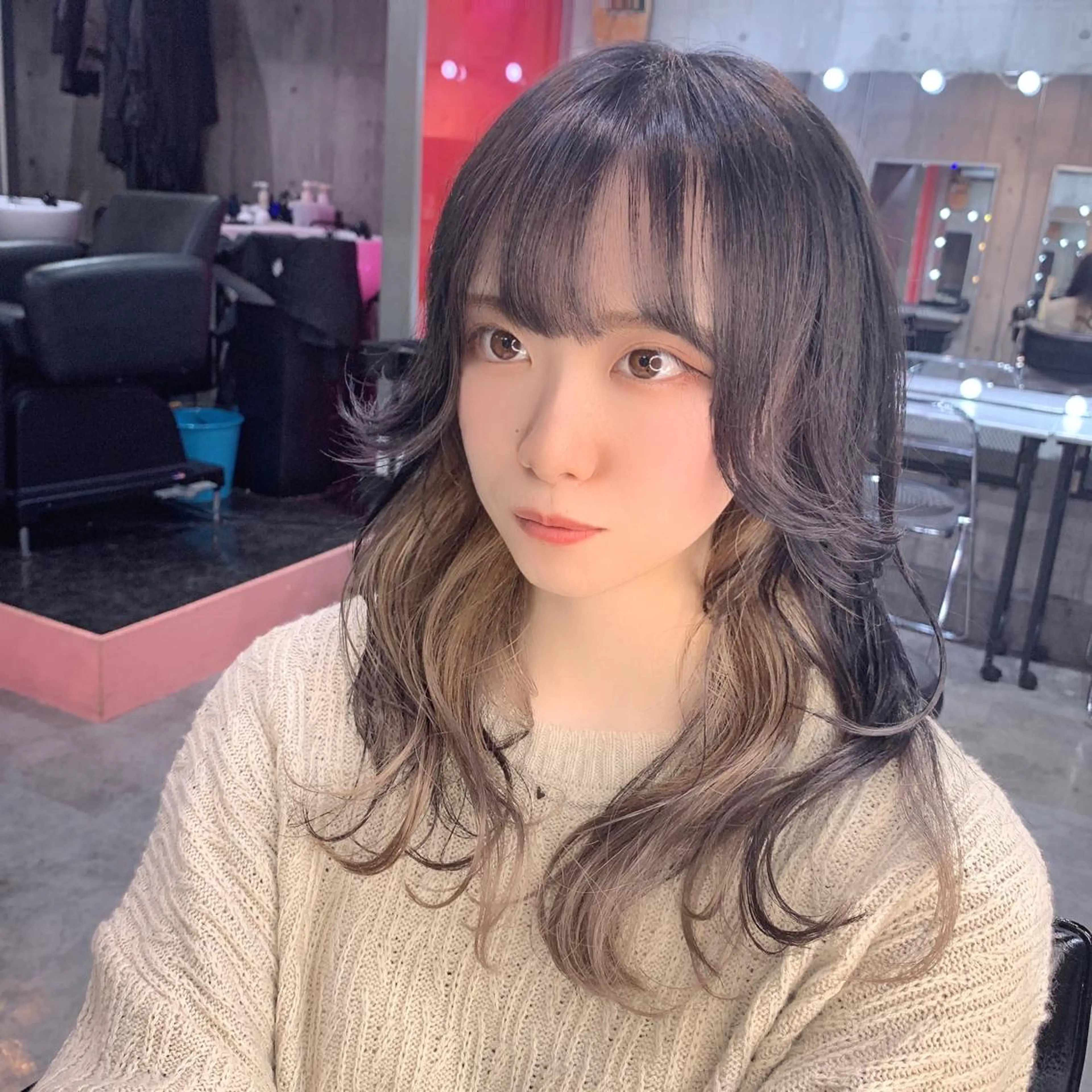 セミロング カラー インナーカラー 顔まわりレイヤー 韓国風ヘア レイヤーカット ホワイト&レイヤーカ ットエクステ長畠俊輔のヘアスタイル