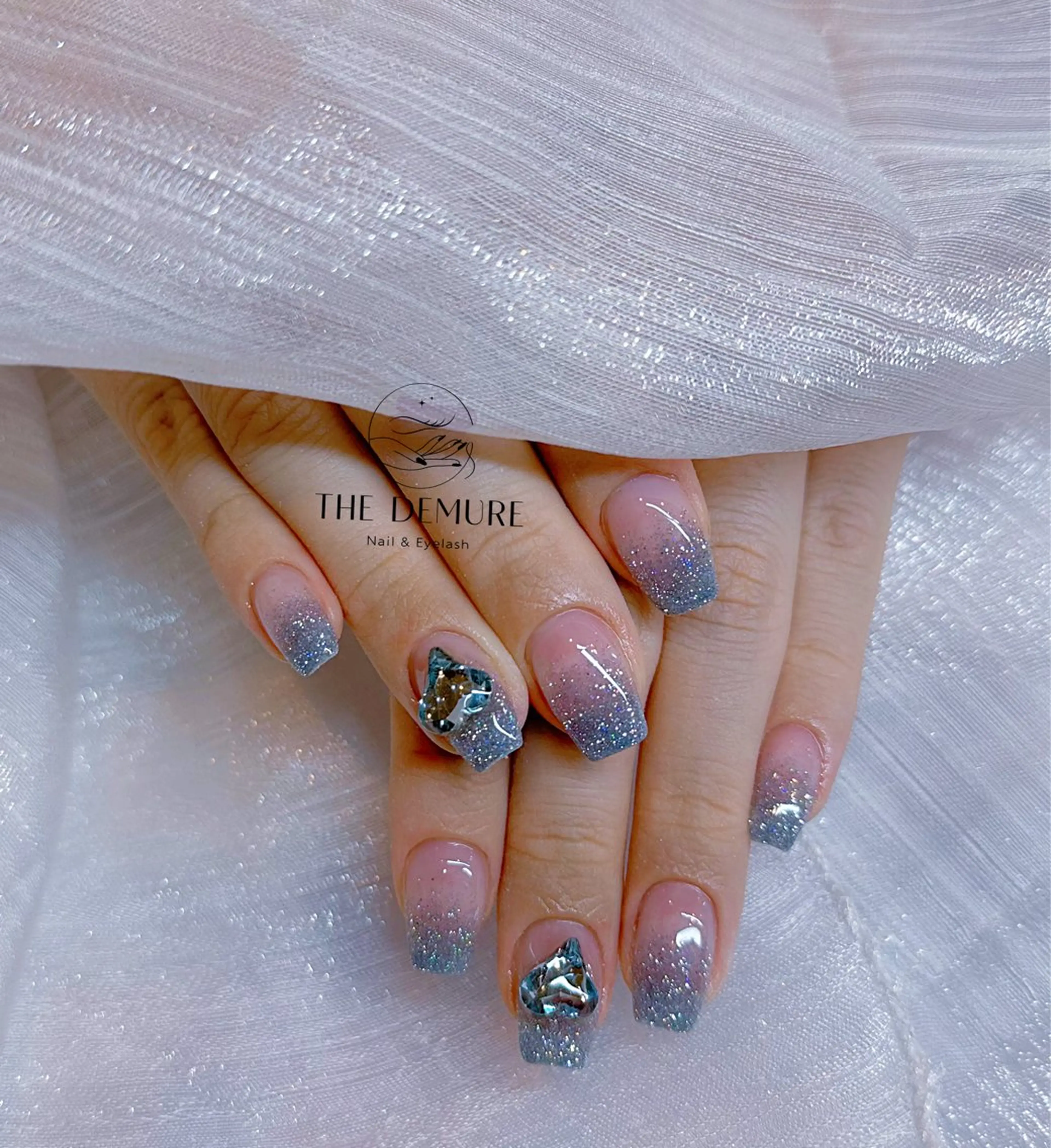 ネイル アートネイル キラキラネイル 韓国ネイル 水色 ロングネイル ハンドネイル ハンドケア NailDemure 【銀座店】のネイルデザイン