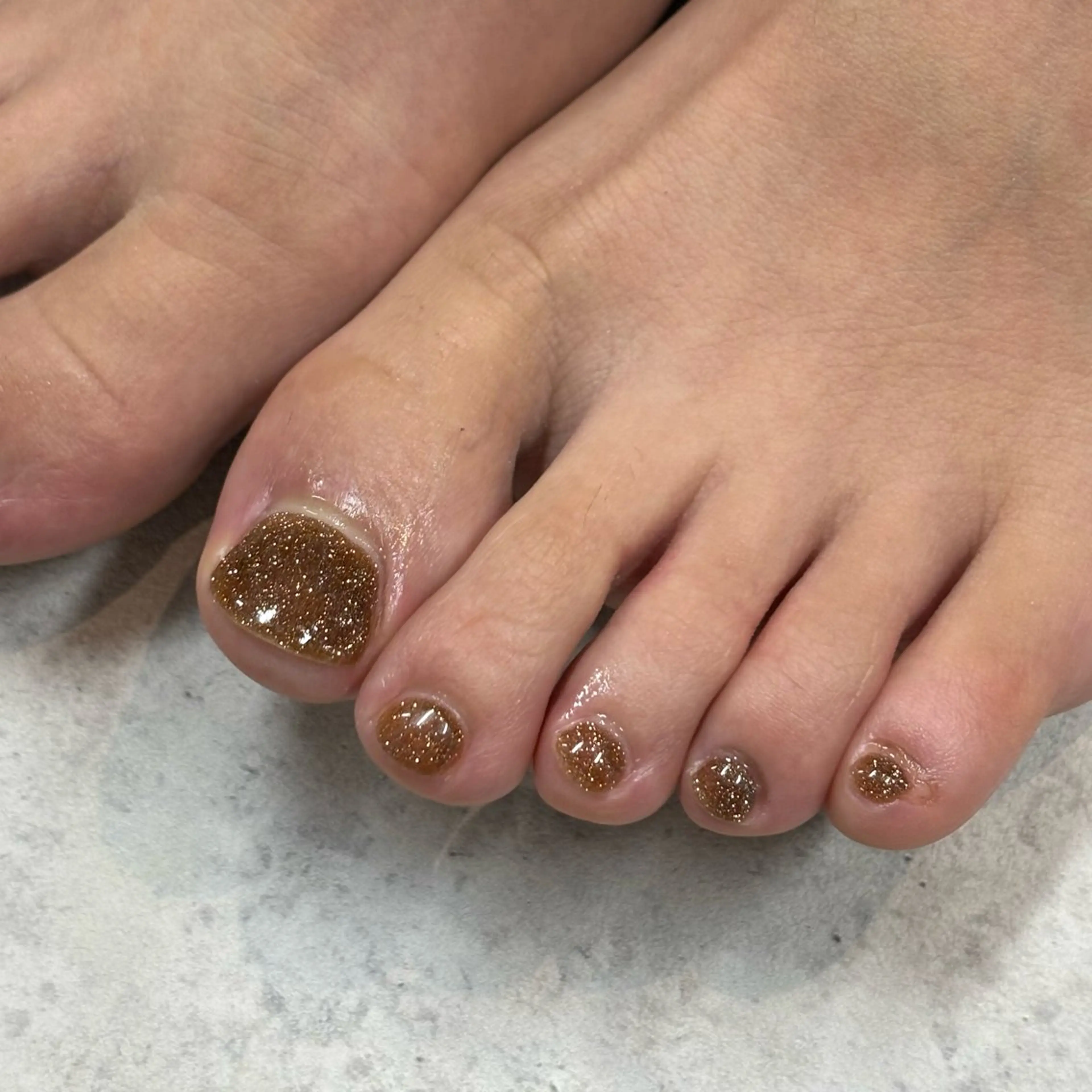 ネイル ブラウン フラッシュネイル フットネイル ワンカラーネイル フットネイル Noël新宿南口 arisaのネイルデザイン
