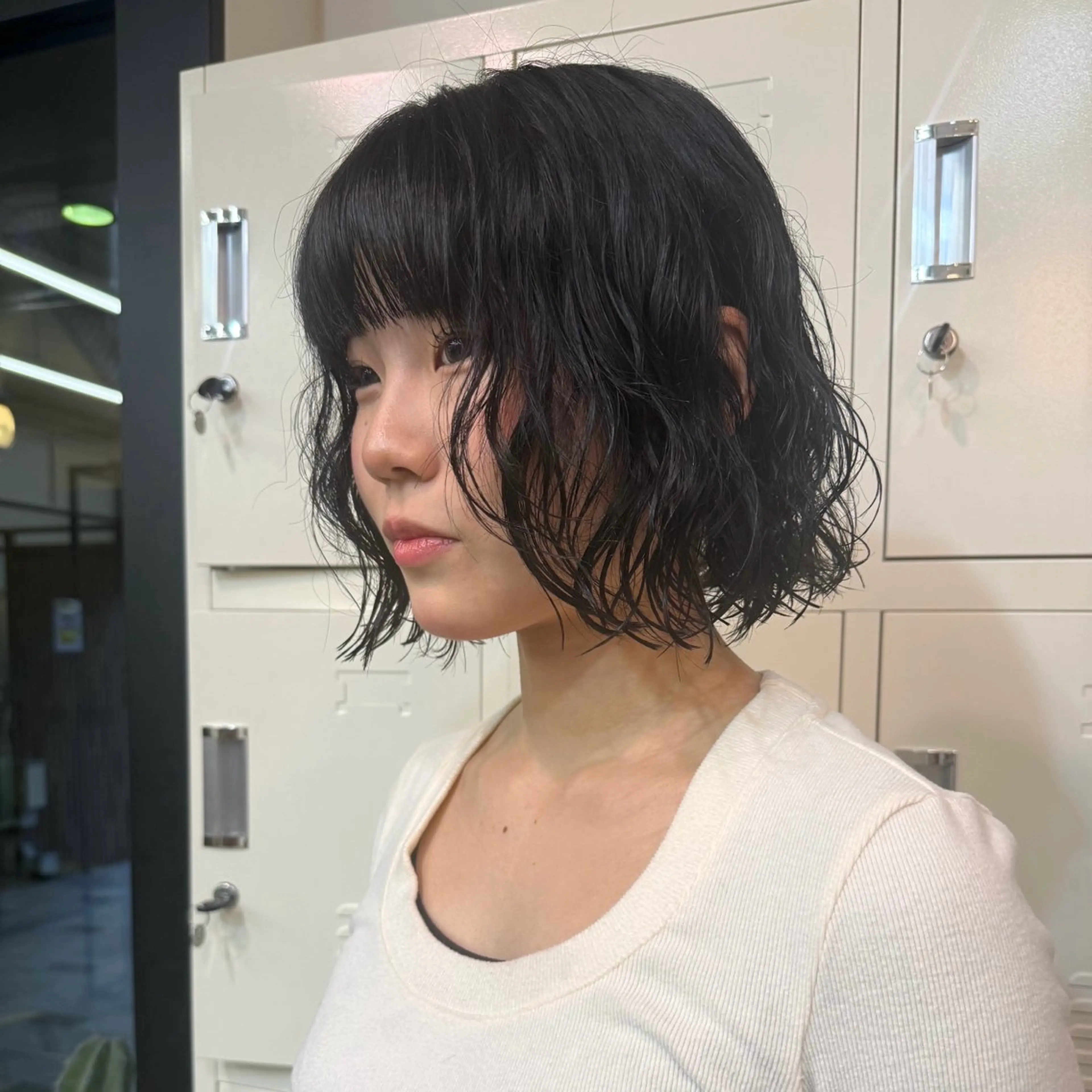 ミディアム カラー パーマ ミディアムパーマ アッシュ 顔まわりレイヤー 韓国風ヘア レイヤーカット カット パーマ トリートメント shin enom yuukaのヘアスタイル