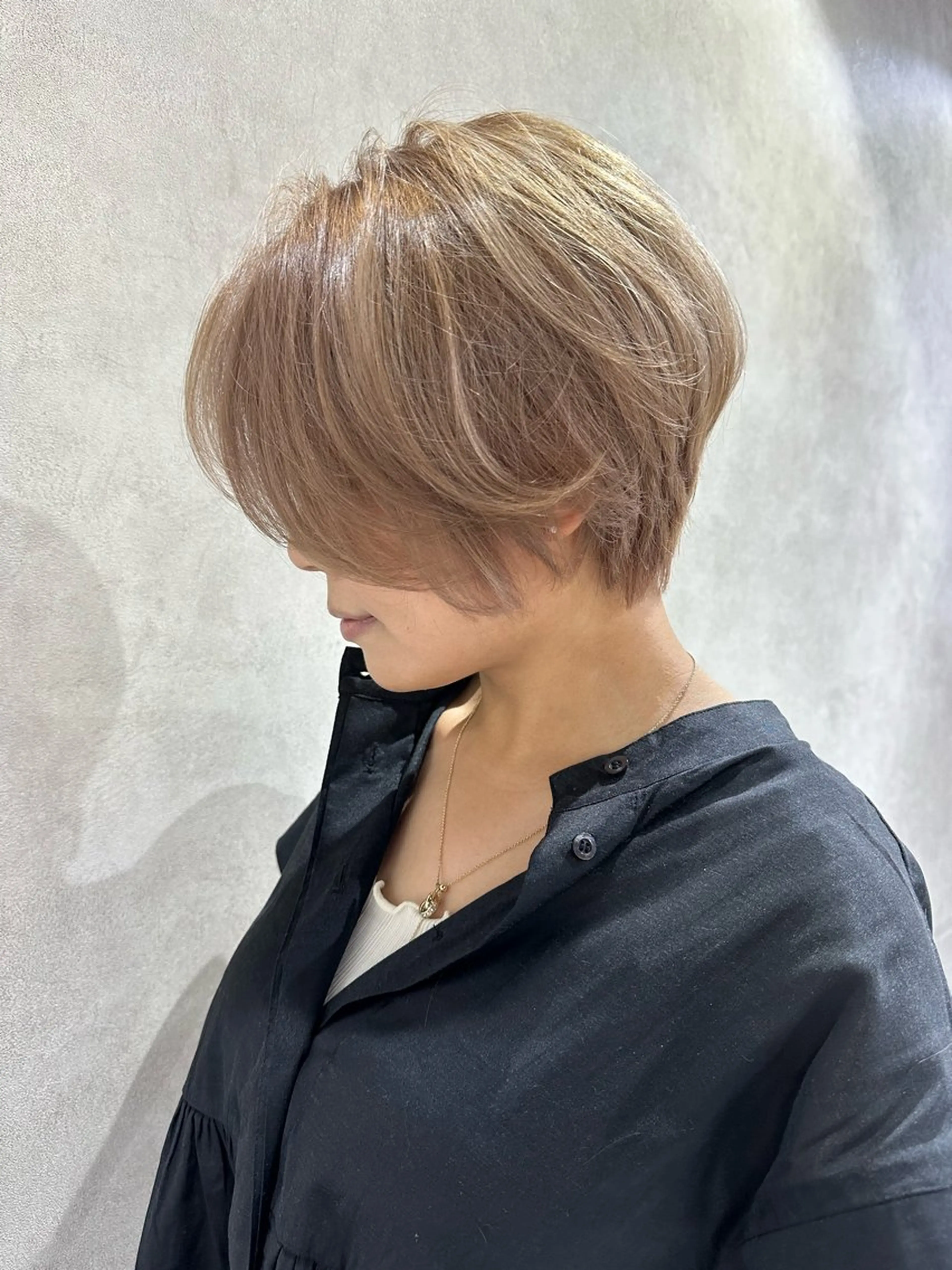 ショート カラー ハンサムショート ベージュカラー ミルクティーベージュ ショートヘア ヘアカラー トリートメント 韓国系/ウルフ/ ブリーチ/常角友野のヘアスタイル