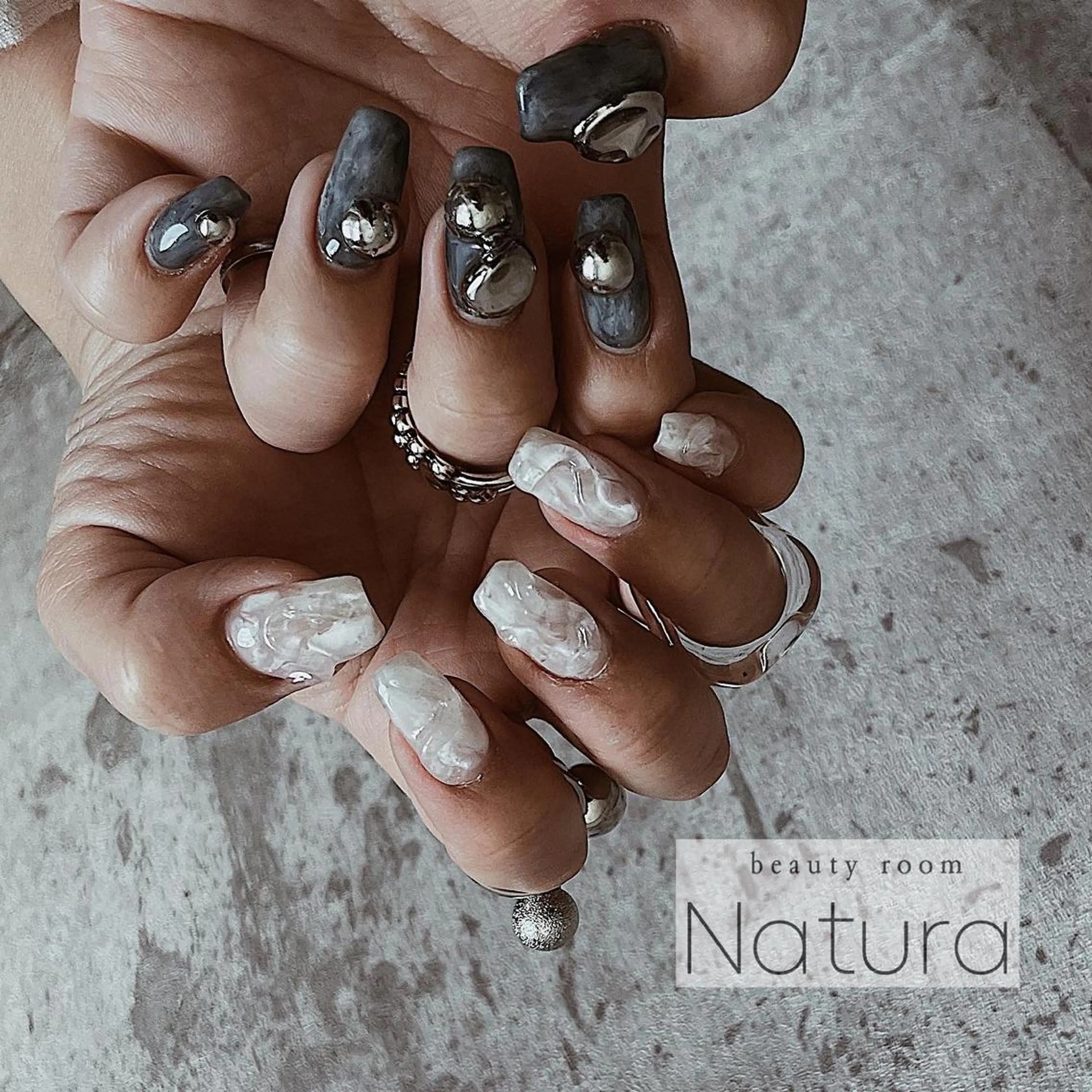 ネイル マツエク・マツパ アイブロウ ホワイト ハンドネイル beautyroom Naturaのネイルデザイン