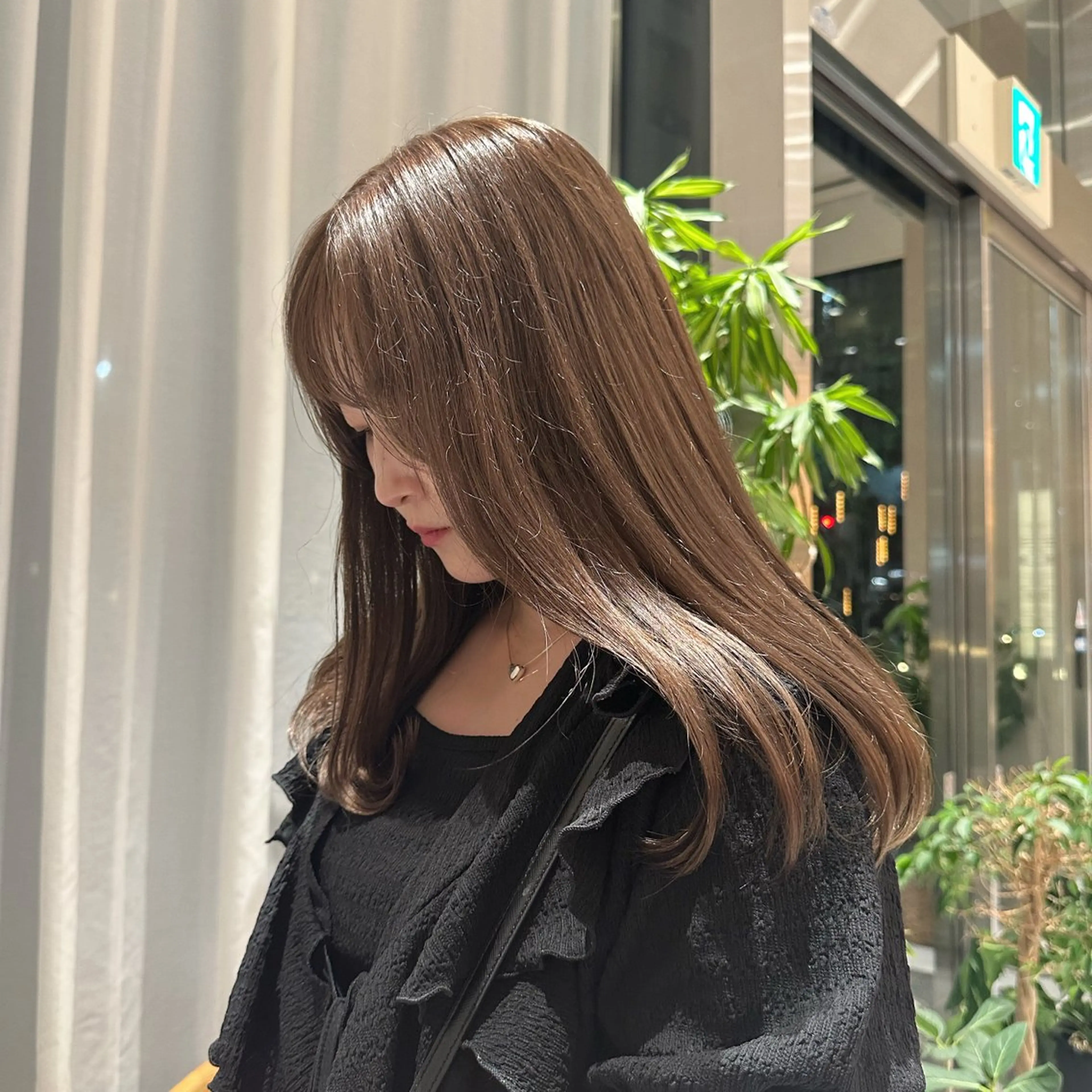 セミロング カラー ミオ💎ショート 透ける暗髪のヘアスタイル
