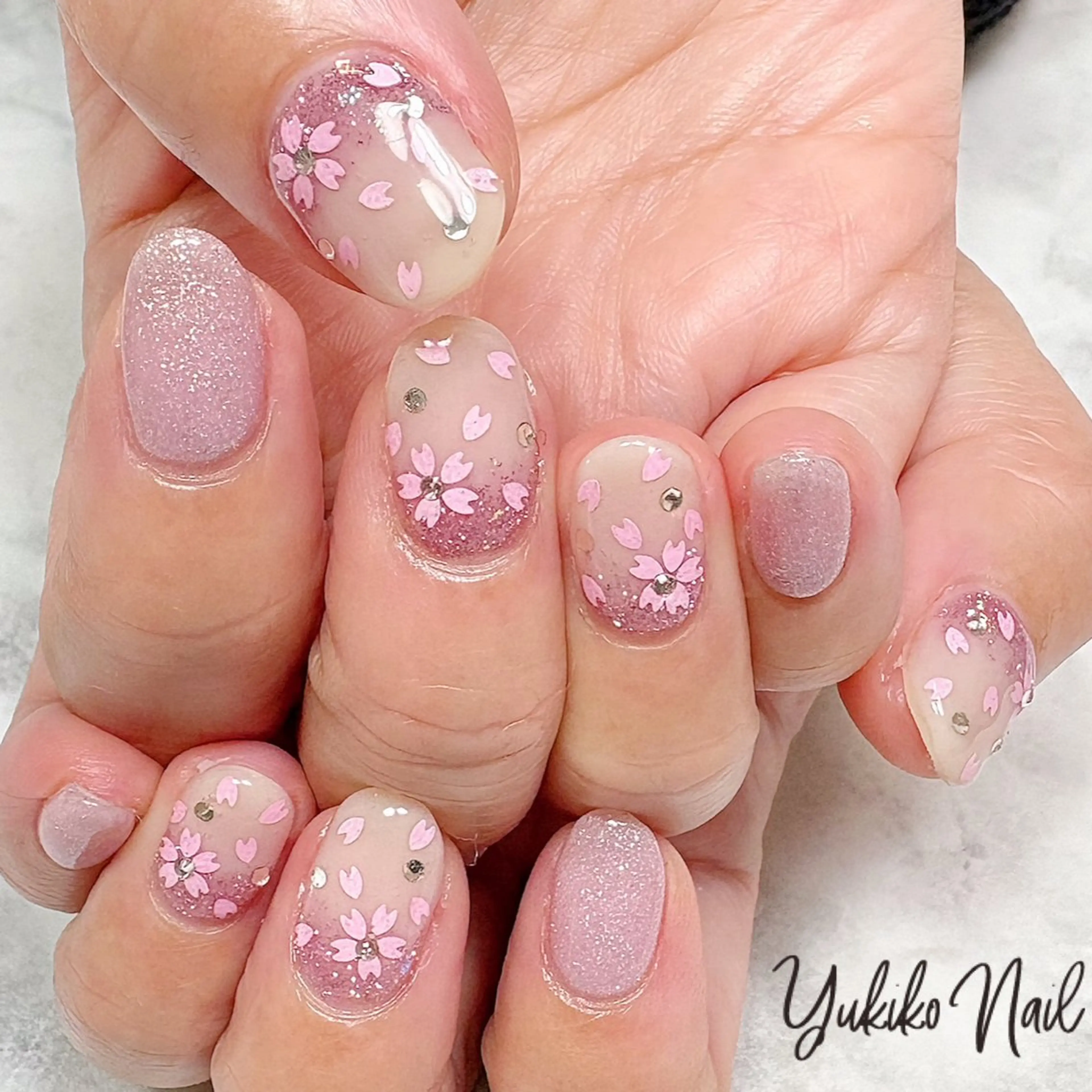 ネイル 桜ネイル グラデーション ホログラムネイル キラキラネイル ピンク ハンドネイル ユキコ ネイルのネイルデザイン