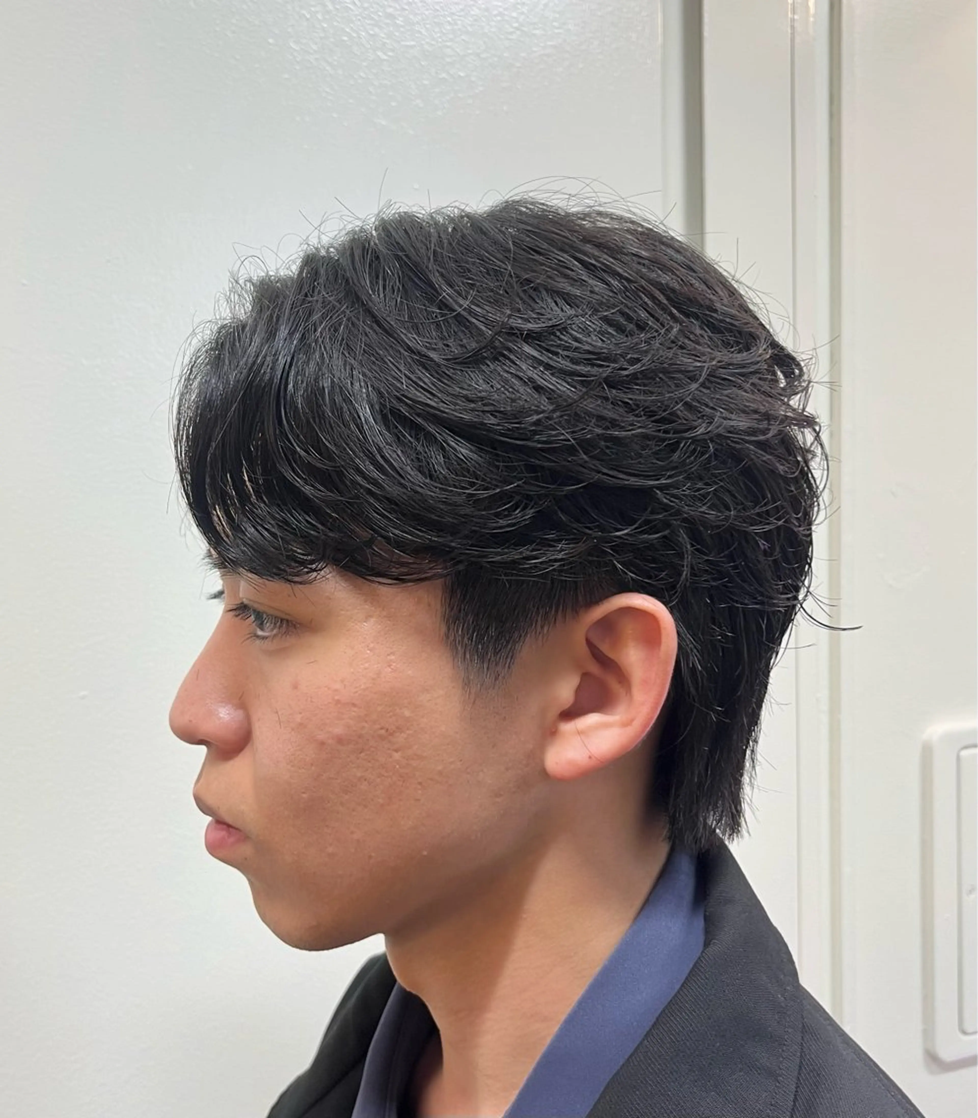 ショート パーマ メンズ フェザーパーマ メンズパーマ カット パーマ 韓国メンズヘア/ 毛流れヘア　須田龍世のヘアスタイル
