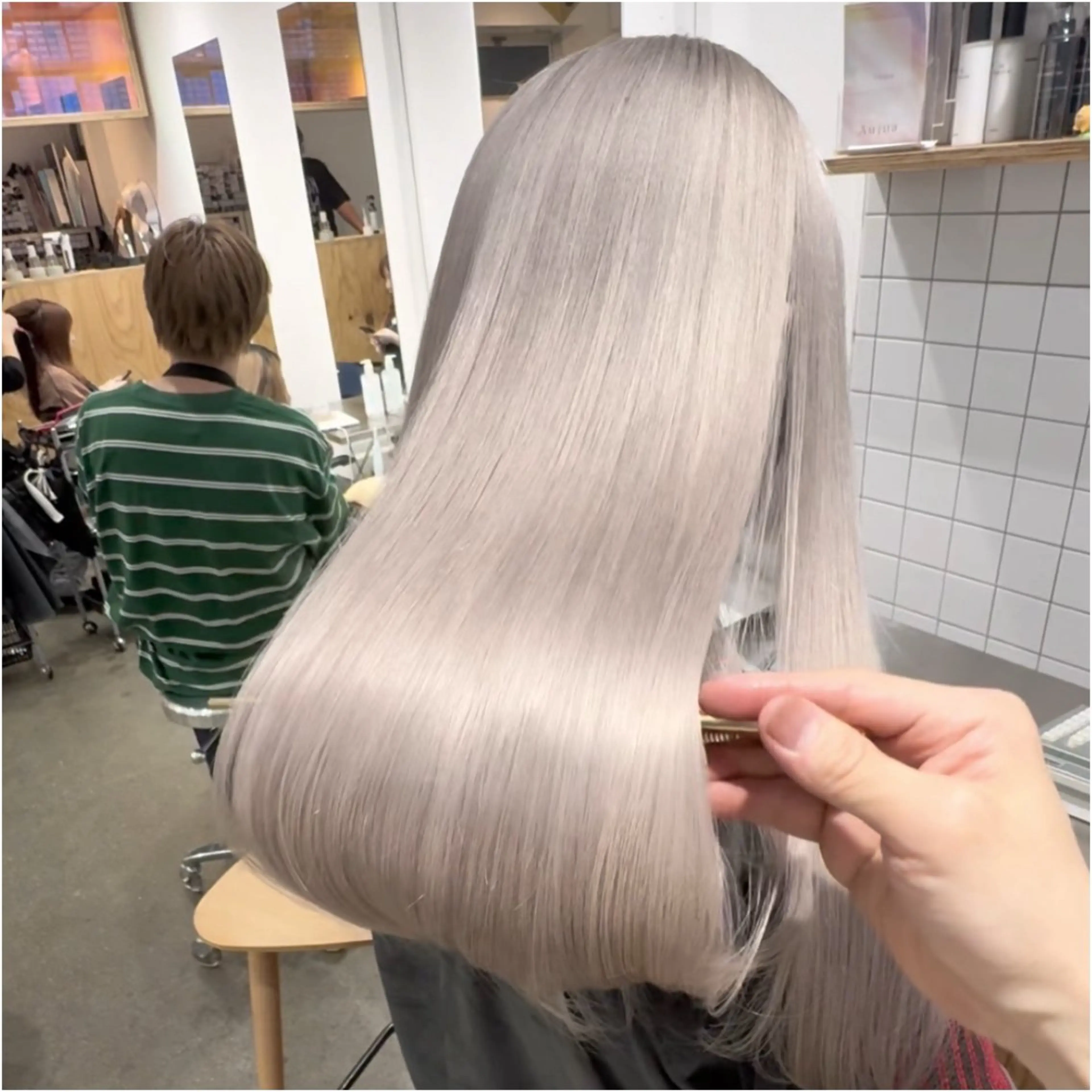 💜ダブルカラー💚【ブリーチ2回】ケアブリーチ使用✨＋カラー＋トリートメントの写真