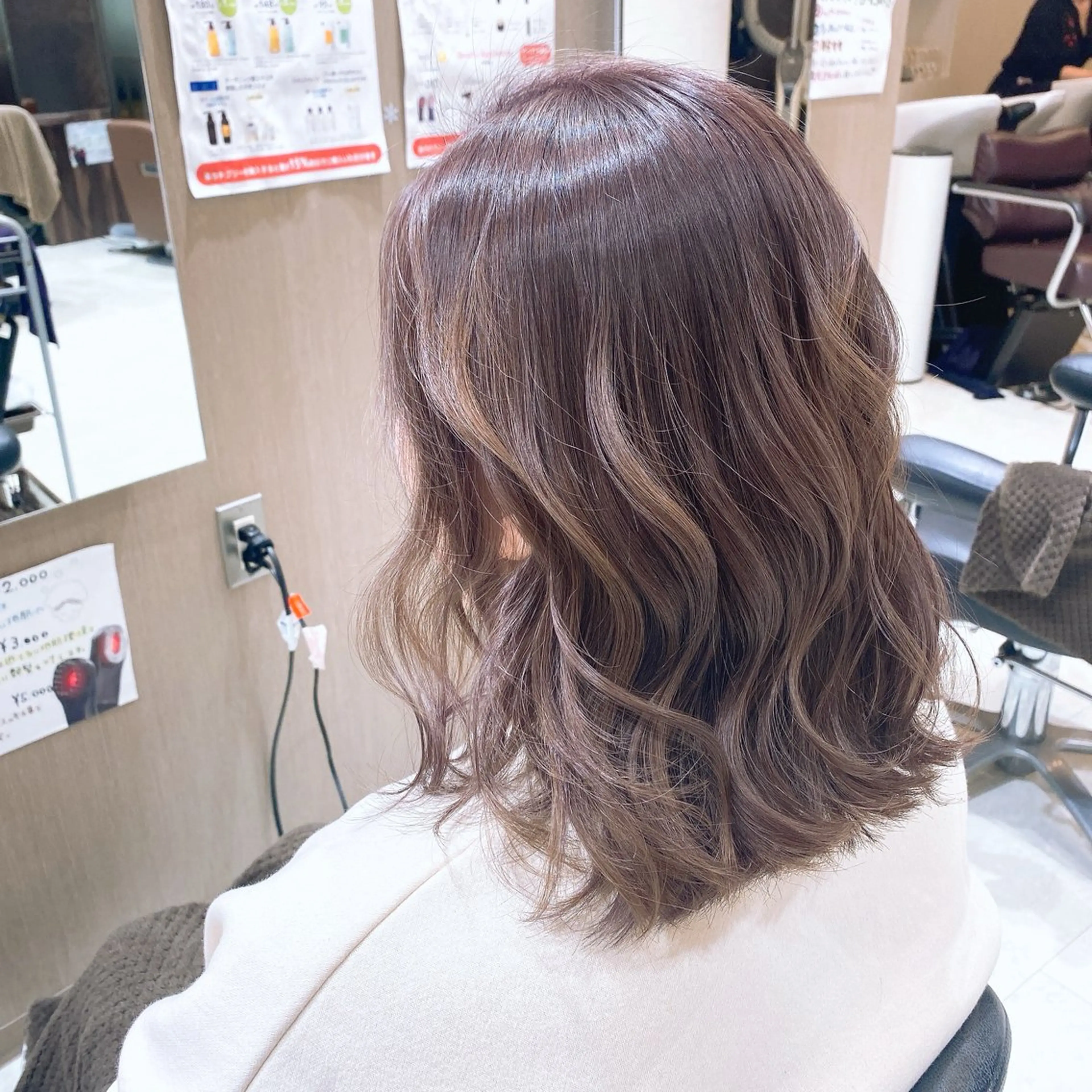 ミディアム カラー グレージュ ボブ カット ヘアカラー トリートメント 韓国ヘア/ヨシンモリ /髪質改善/土本遥のヘアスタイル