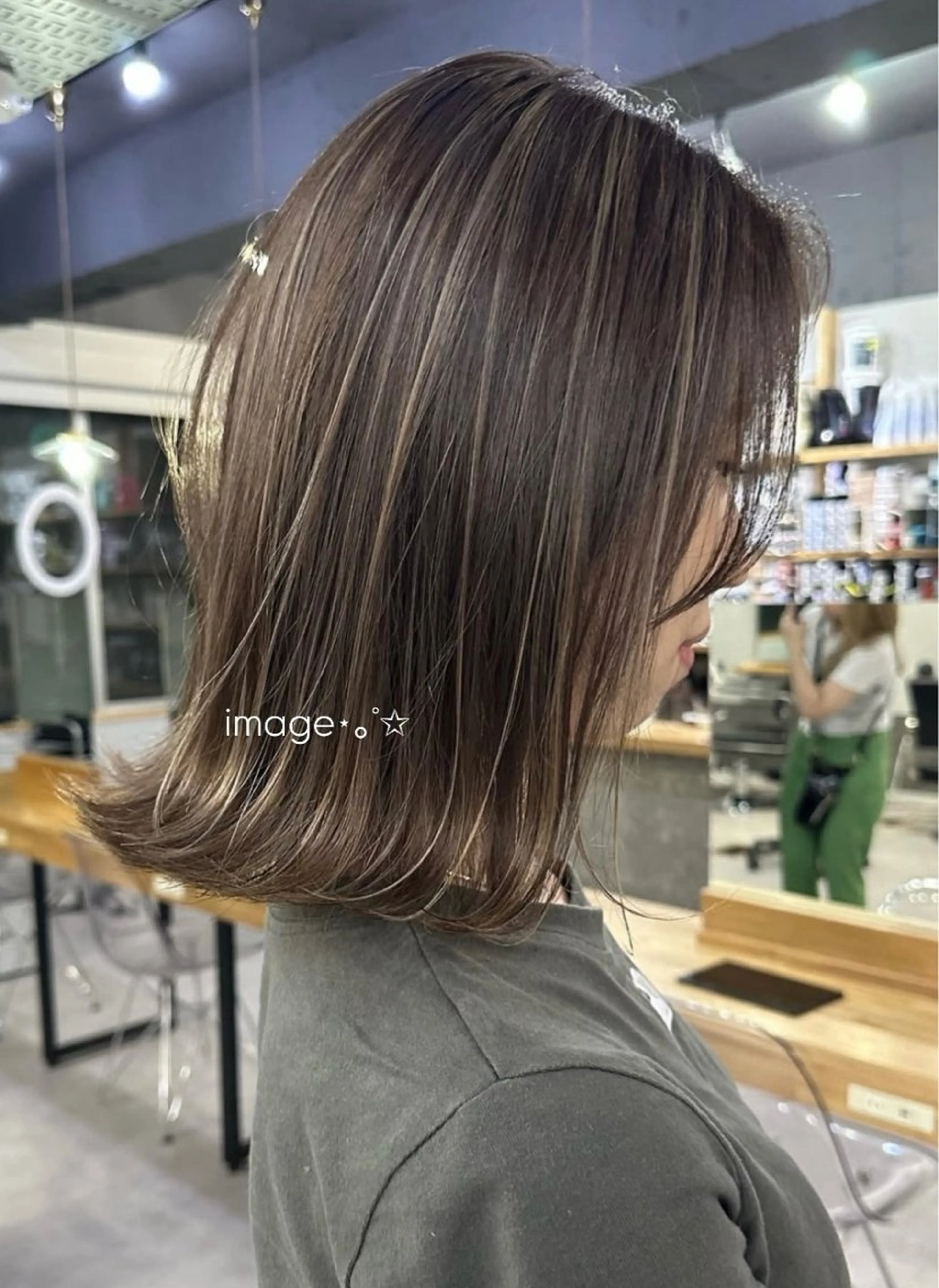ミディアム ハイライト ヘアカラー 田中 美月 / ハイトーンカラーのヘアスタイル