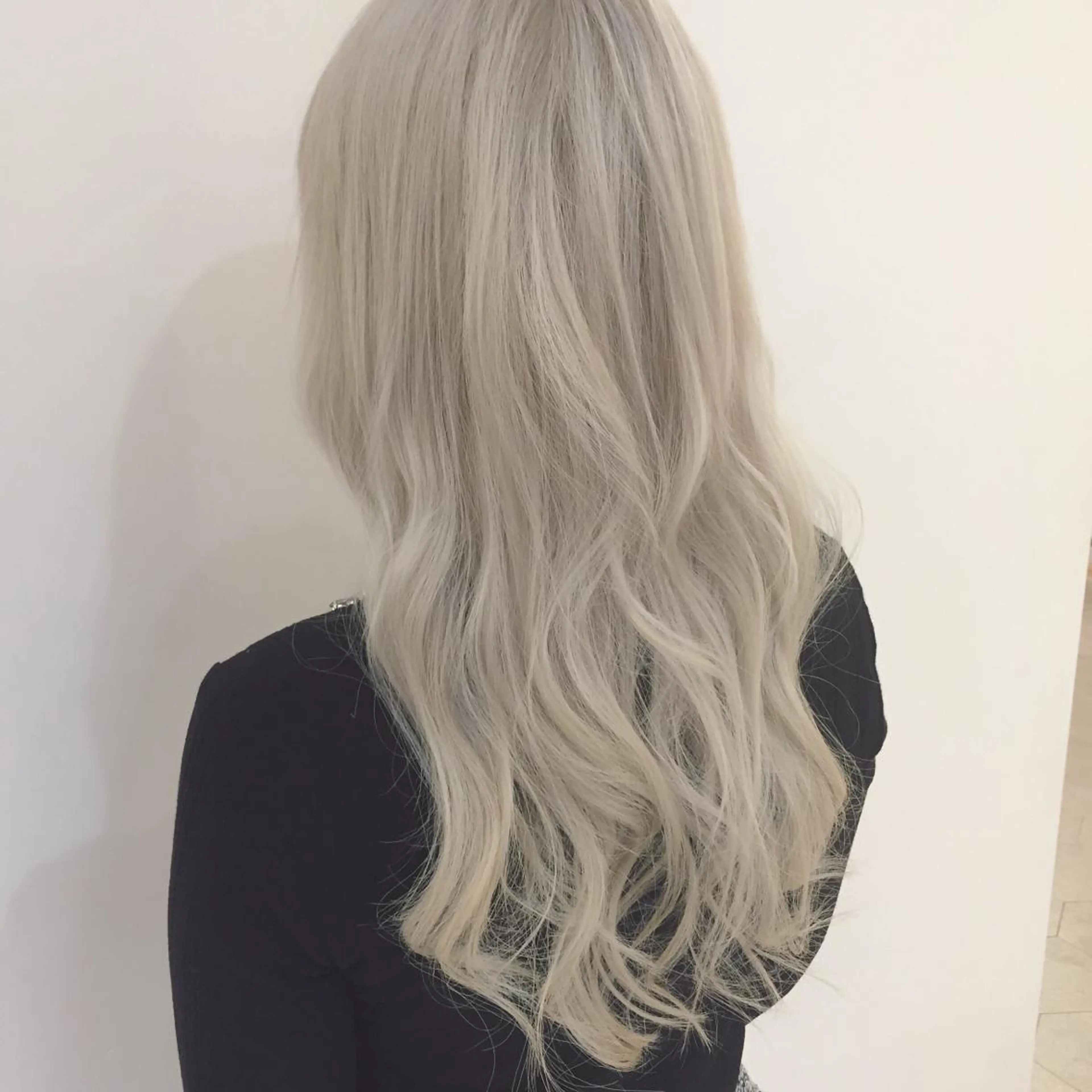 ミディアム ロング カラー パーマ アッシュ ホワイトアッシュ lafith hair dope所属・ハイトーン×髪質改善 KENTAのヘアスタイル