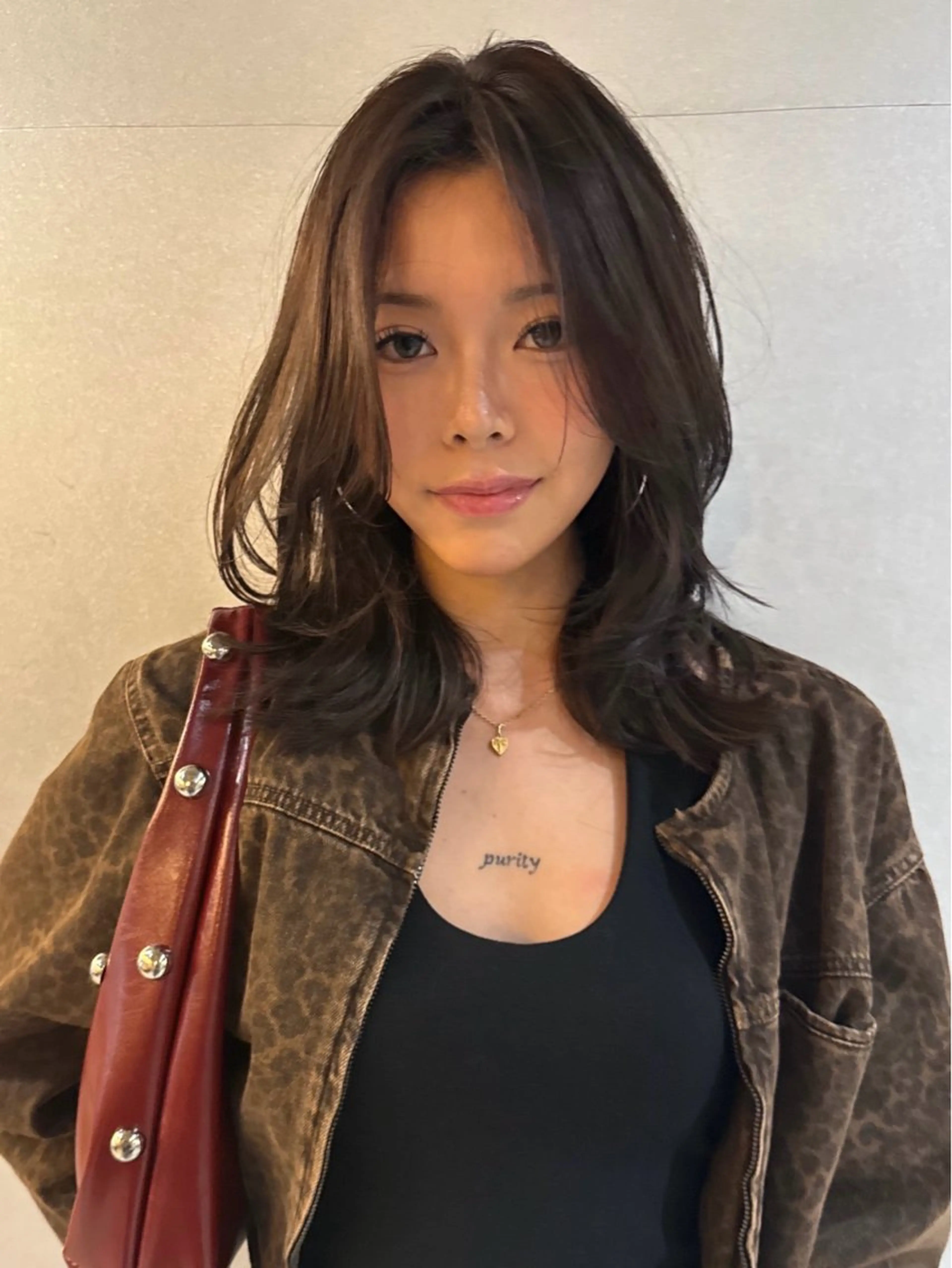 セミロング ラベンダーブラウン ハッシュカット かきあげバング レイヤーカット シャギー カット ヘアカラー レイヤーカット\ウル フ　chinatsuのヘアスタイル