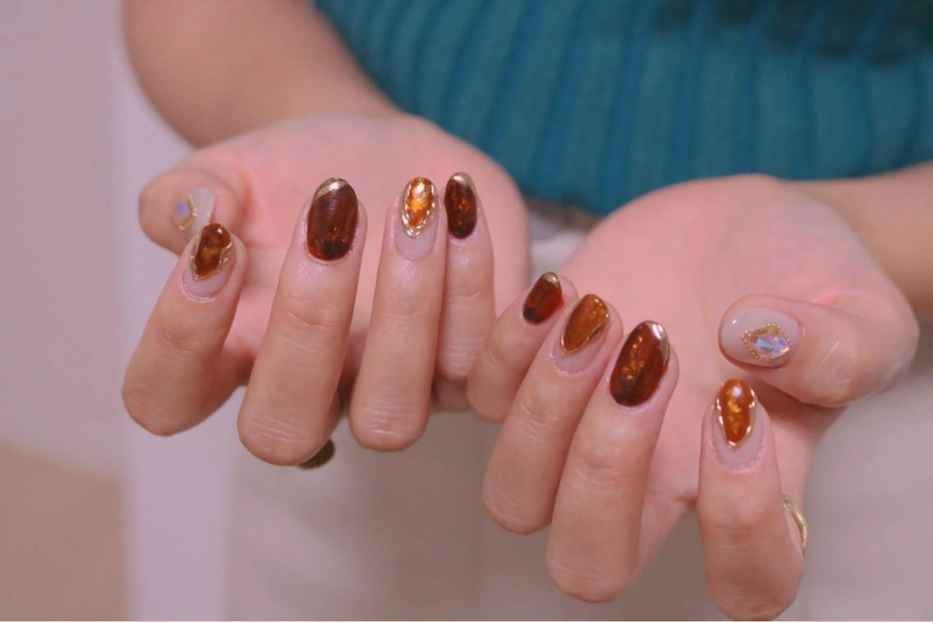 ネイル オーロラネイル カジュアル 長さ出し ジェルネイル 韓国ネイル ハンドネイル MH Nailのネイルデザイン