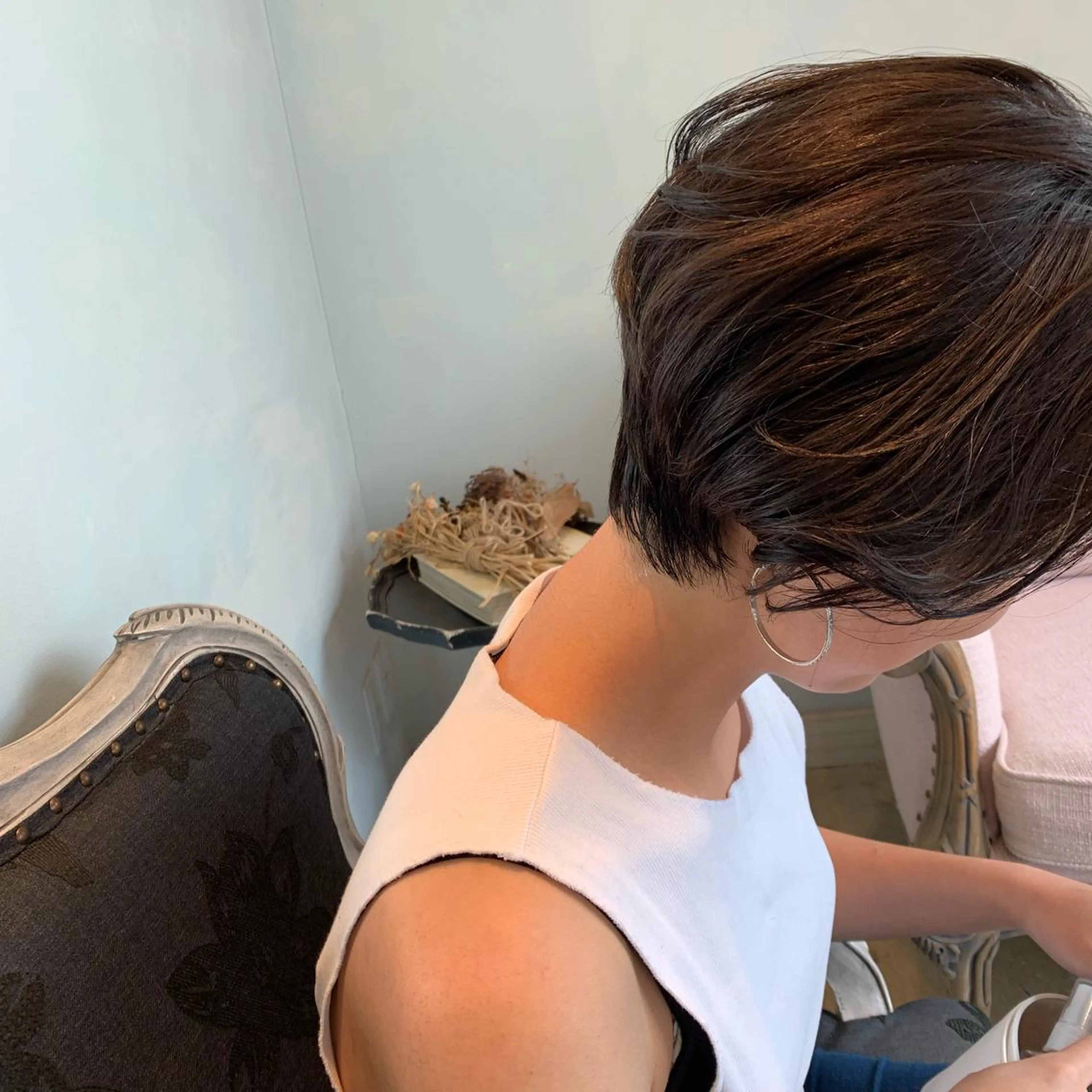ショート SAKINO． ベージュカラーのヘアスタイル