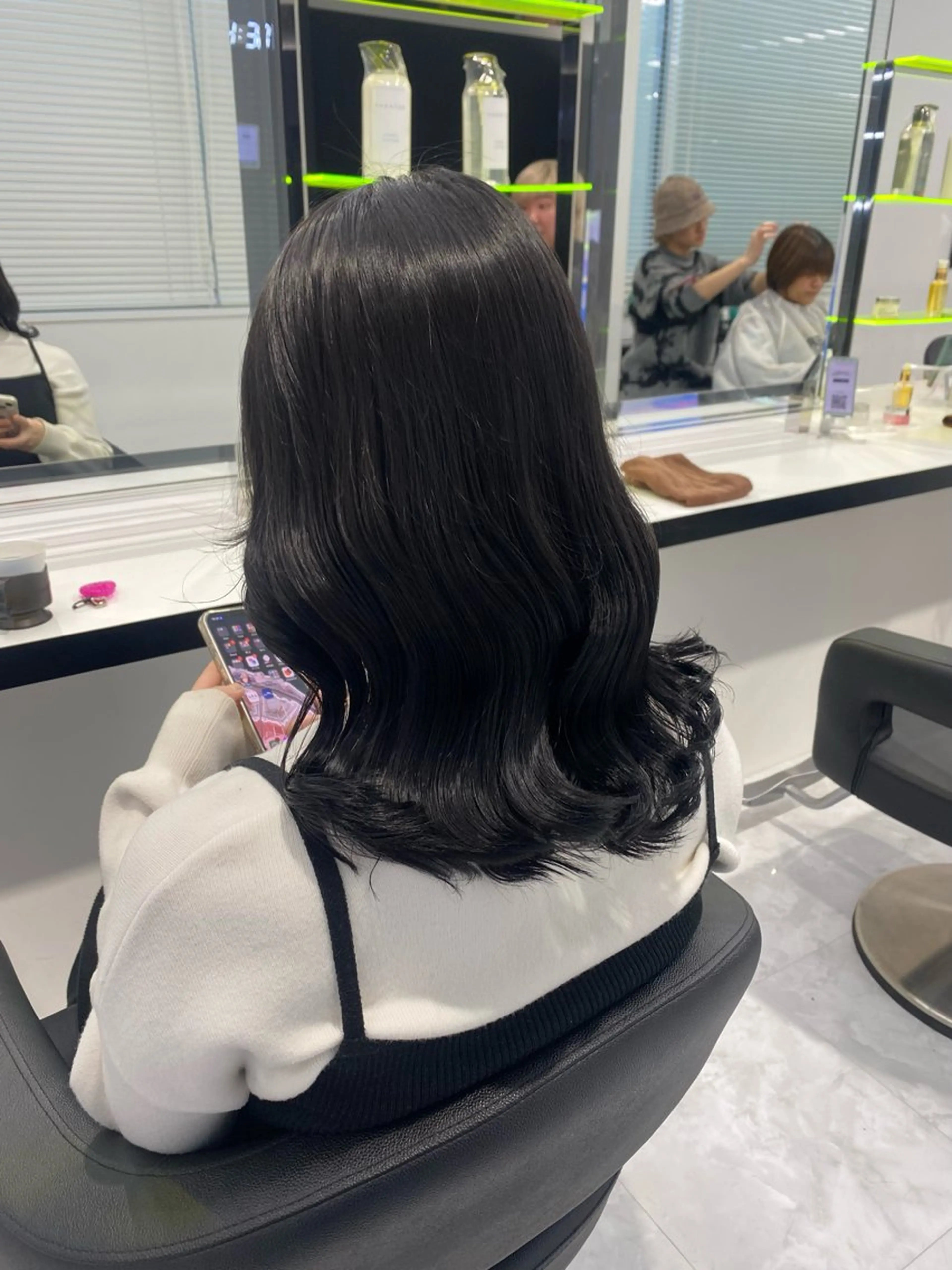 セミロング カラー パーマ ヘアアレンジ 透明感ブリーチカラー 🌈TOMOHIROのヘアスタイル