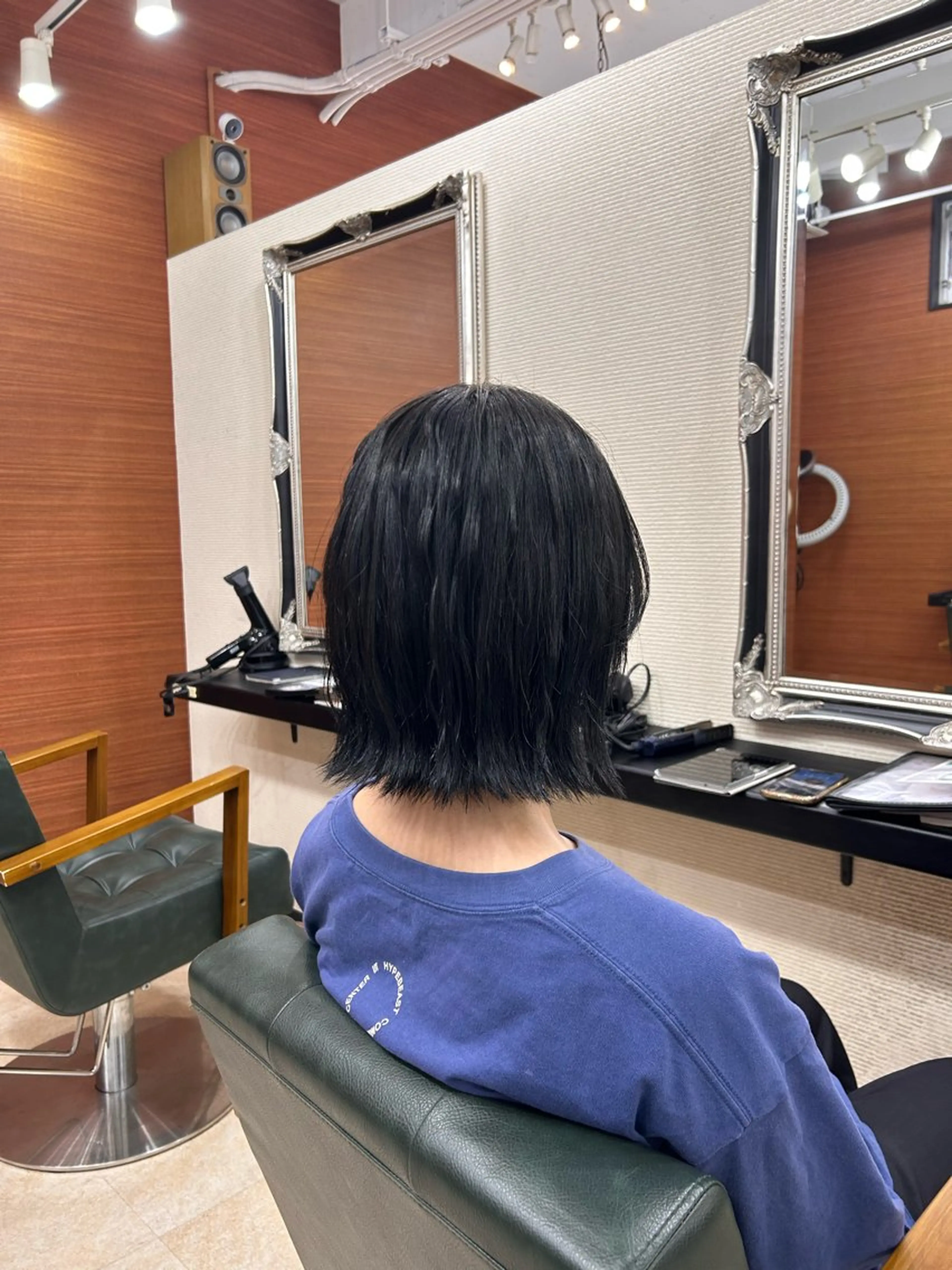 ショート カラー 黒髪 ブリーチ ブルーカラー ブルーブラック ヘアカラー 山本 あやめ子のヘアスタイル