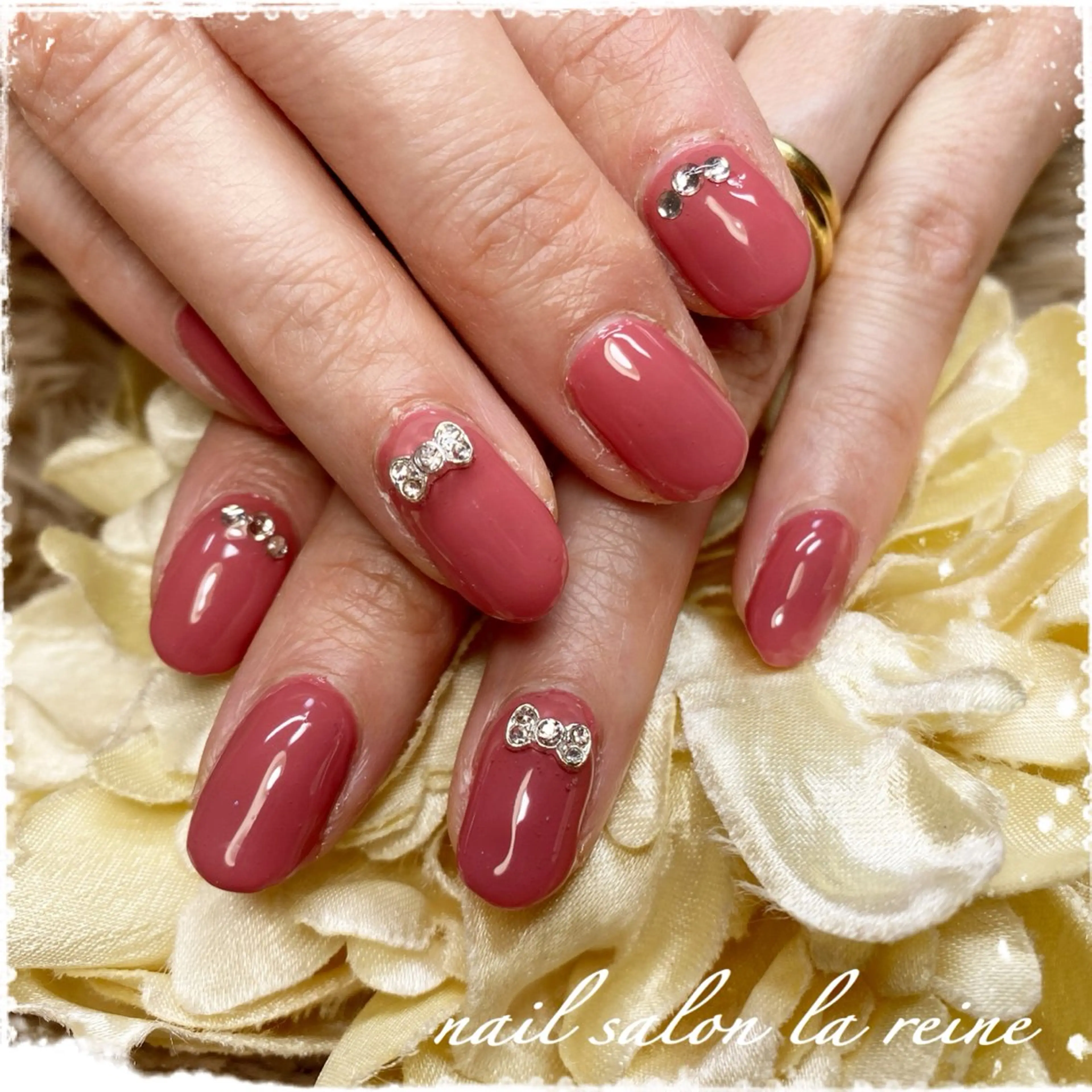 ネイル ワンカラーネイル リボン ハンドネイル nail salon la reineのネイルデザイン