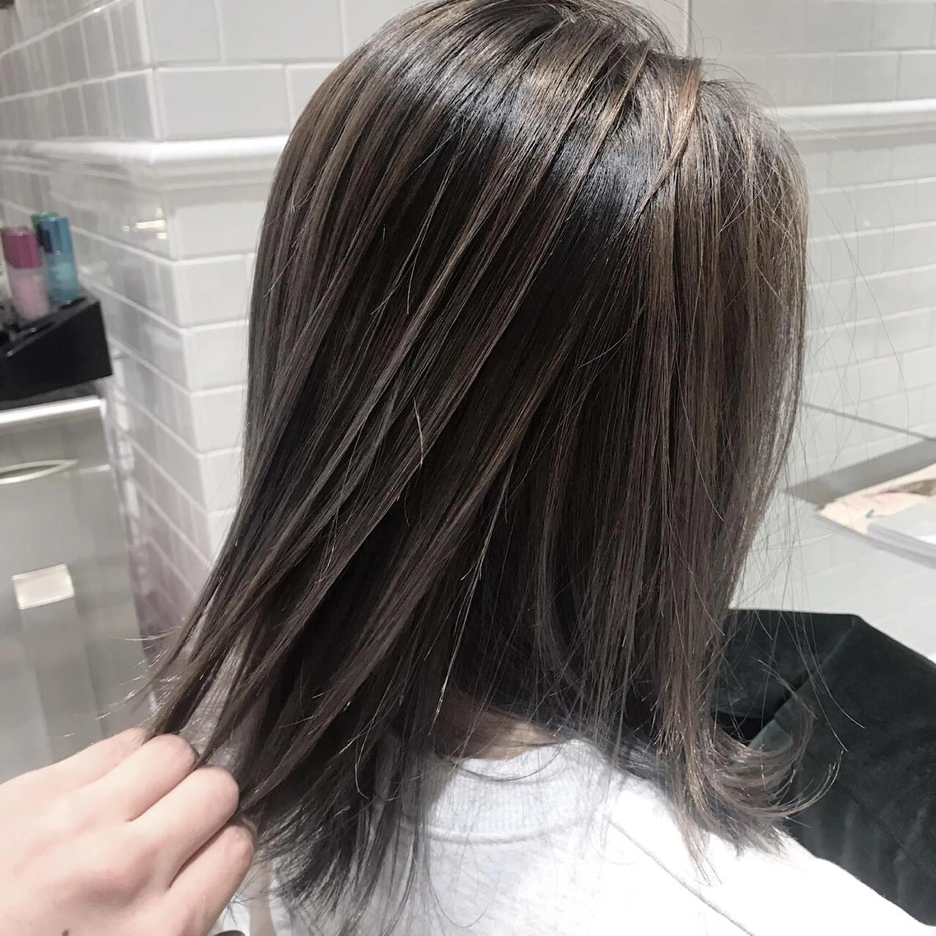 ミディアム アッシュ アッシュグレー 外国人風カラー レイヤーカット カット ヘアカラー Radix所属・ボブ/ハイトーン 福生Radix 下田のヘアスタイル