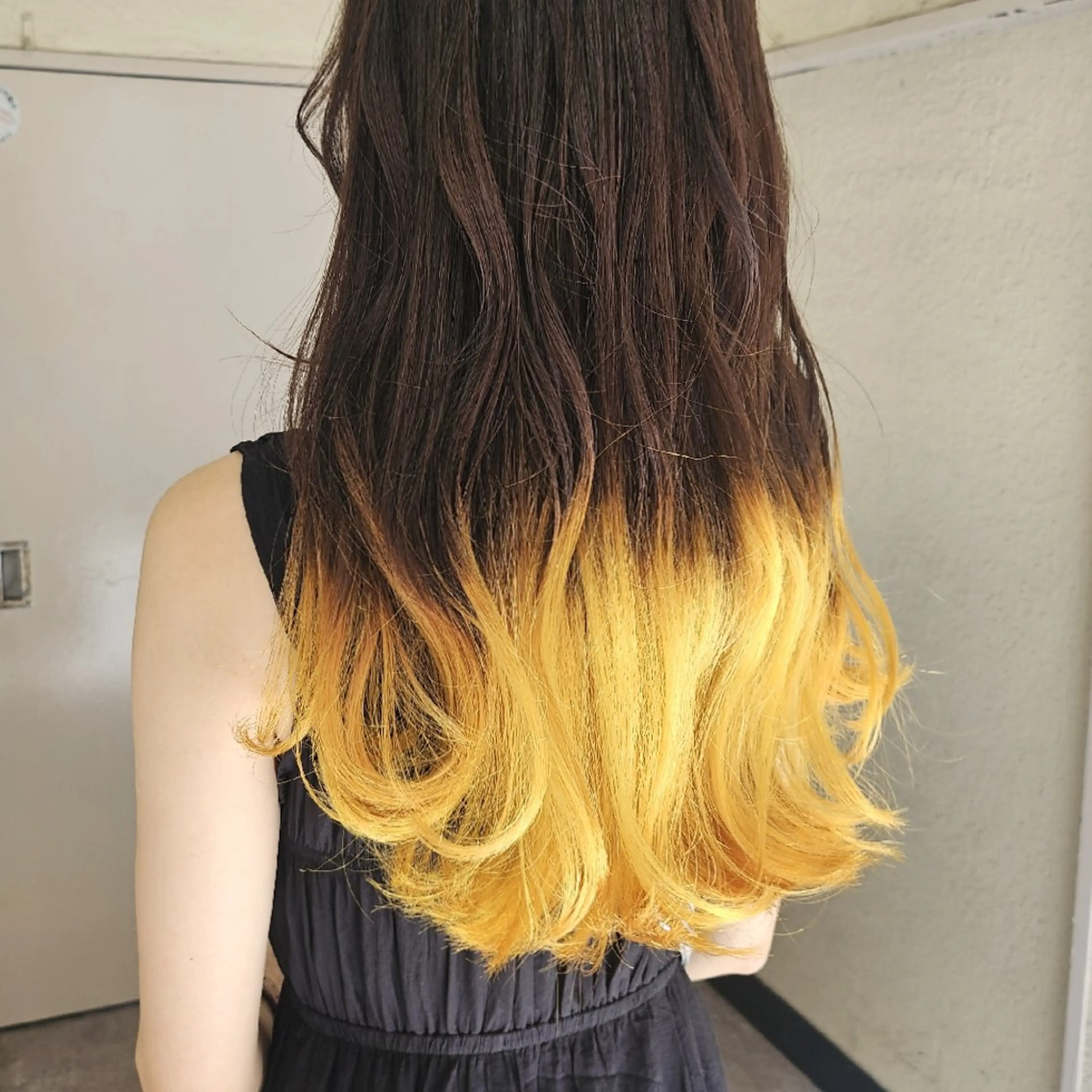 ロング イエローカラー カット ヘアカラー トリートメント 🇰🇷透明感×ハイ トーン🌟tomoのヘアスタイル