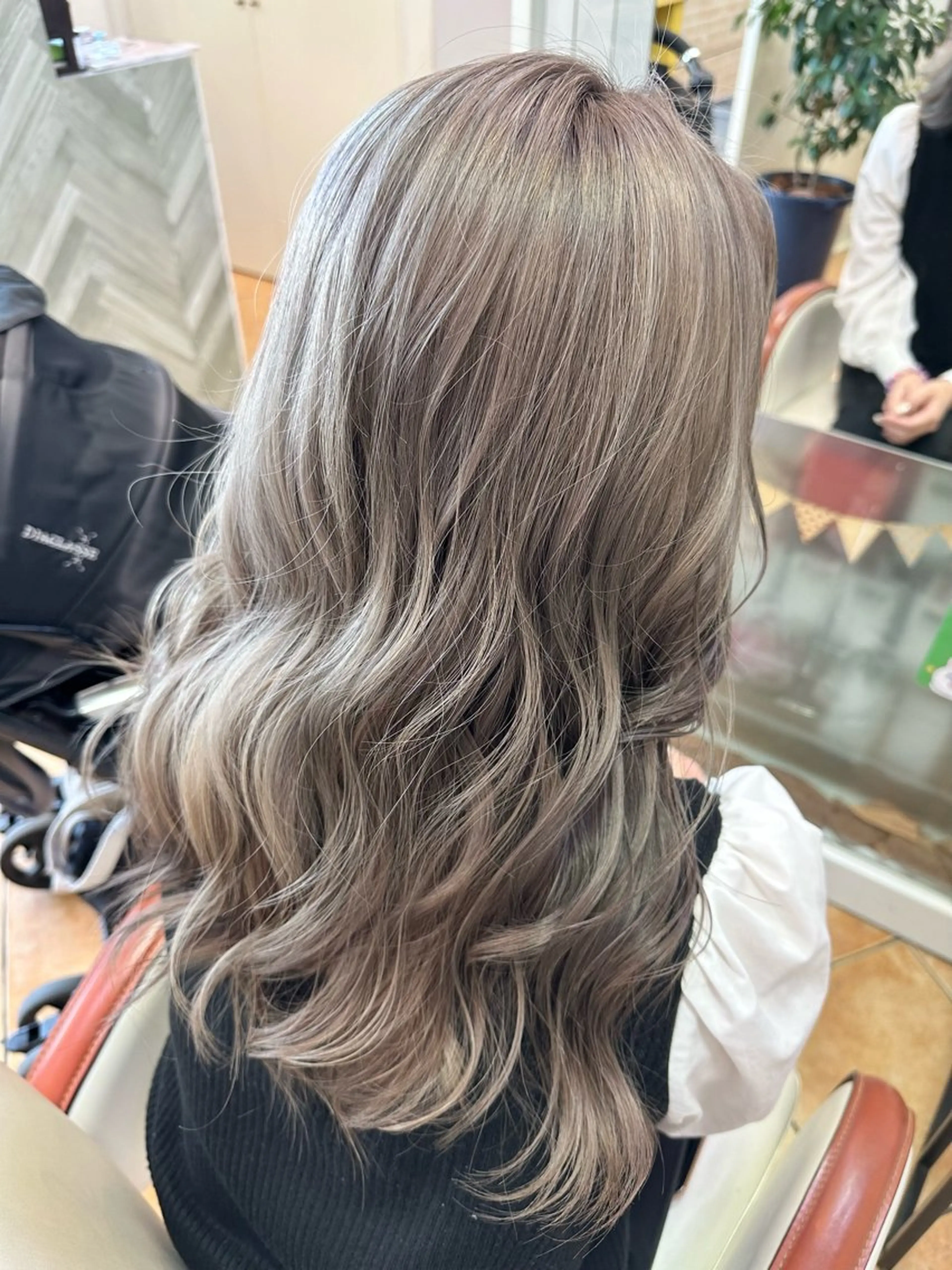 カラー アッシュ 透明感カラー シルバー シルバーアッシュ 廣藤 梨花のヘアスタイル