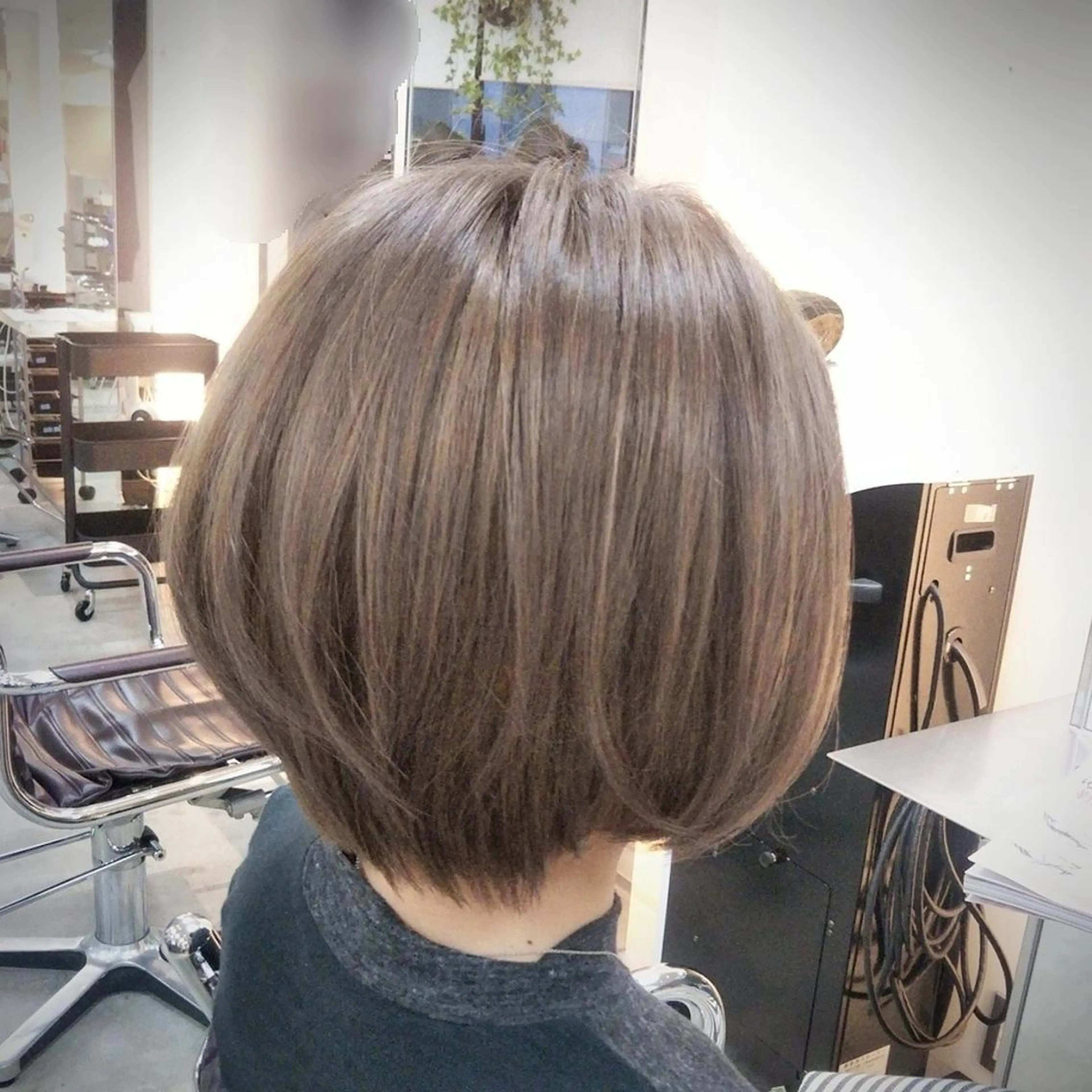 ショート カラー グレージュ 艶髪サラサラカラー 🌈前原健吾のヘアスタイル