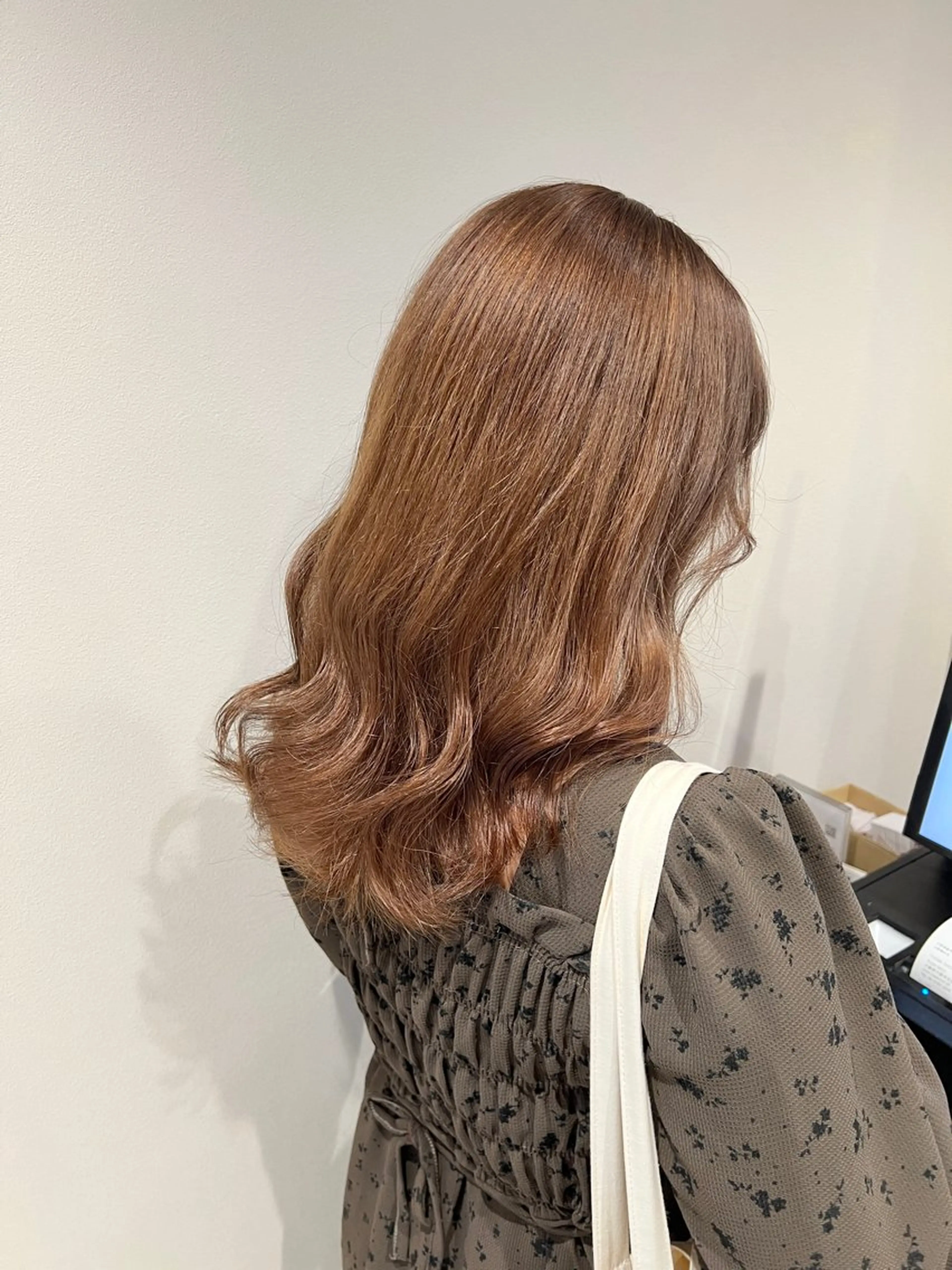 ロング カラー ベージュカラー ミルクティーベージュ THINK SHOP sakiのヘアスタイル