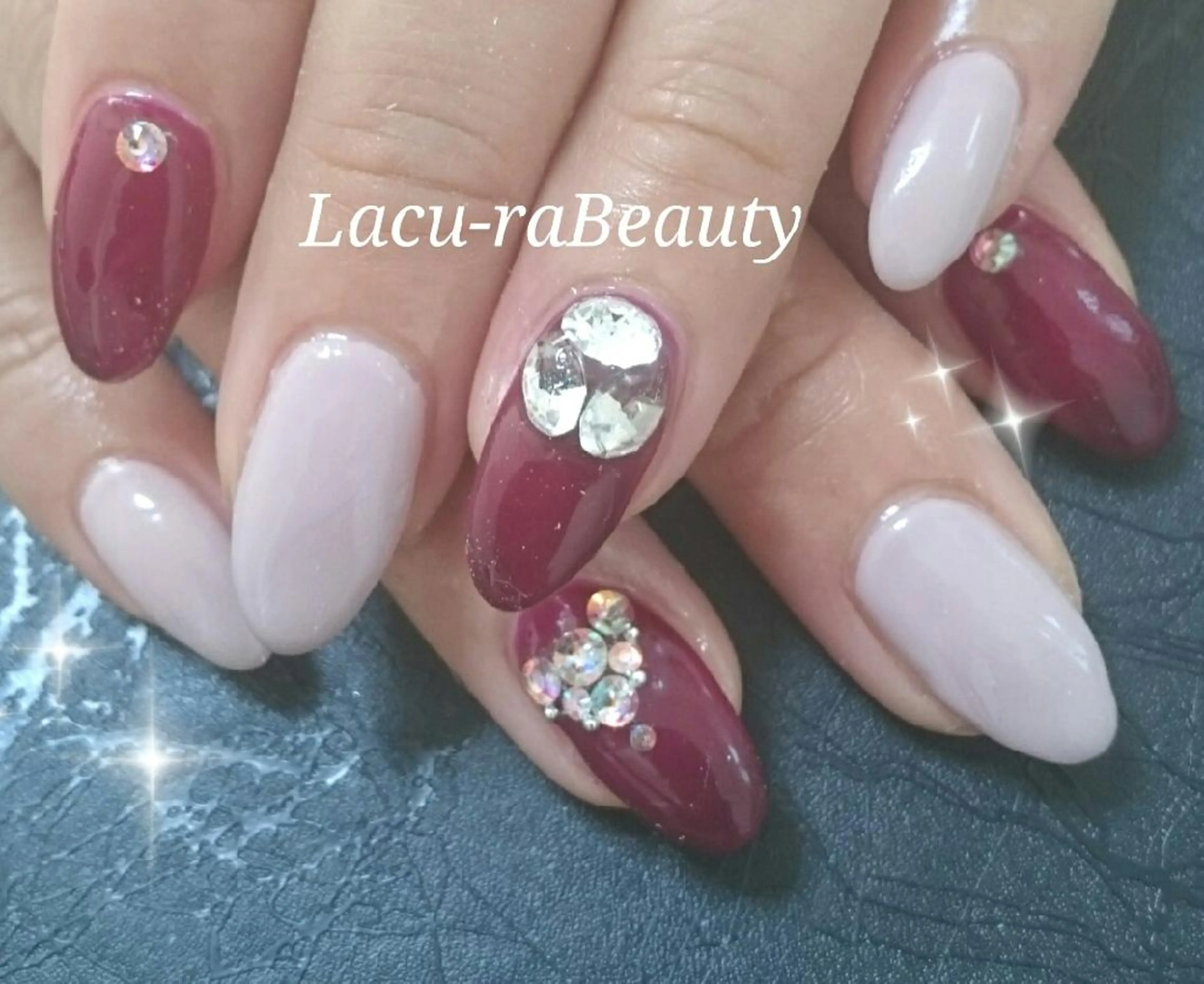 ネイル ワンカラーネイル ストーンネイル 小顔と腸の専門店 ラクーラビューティのエステ・リラクイメージ