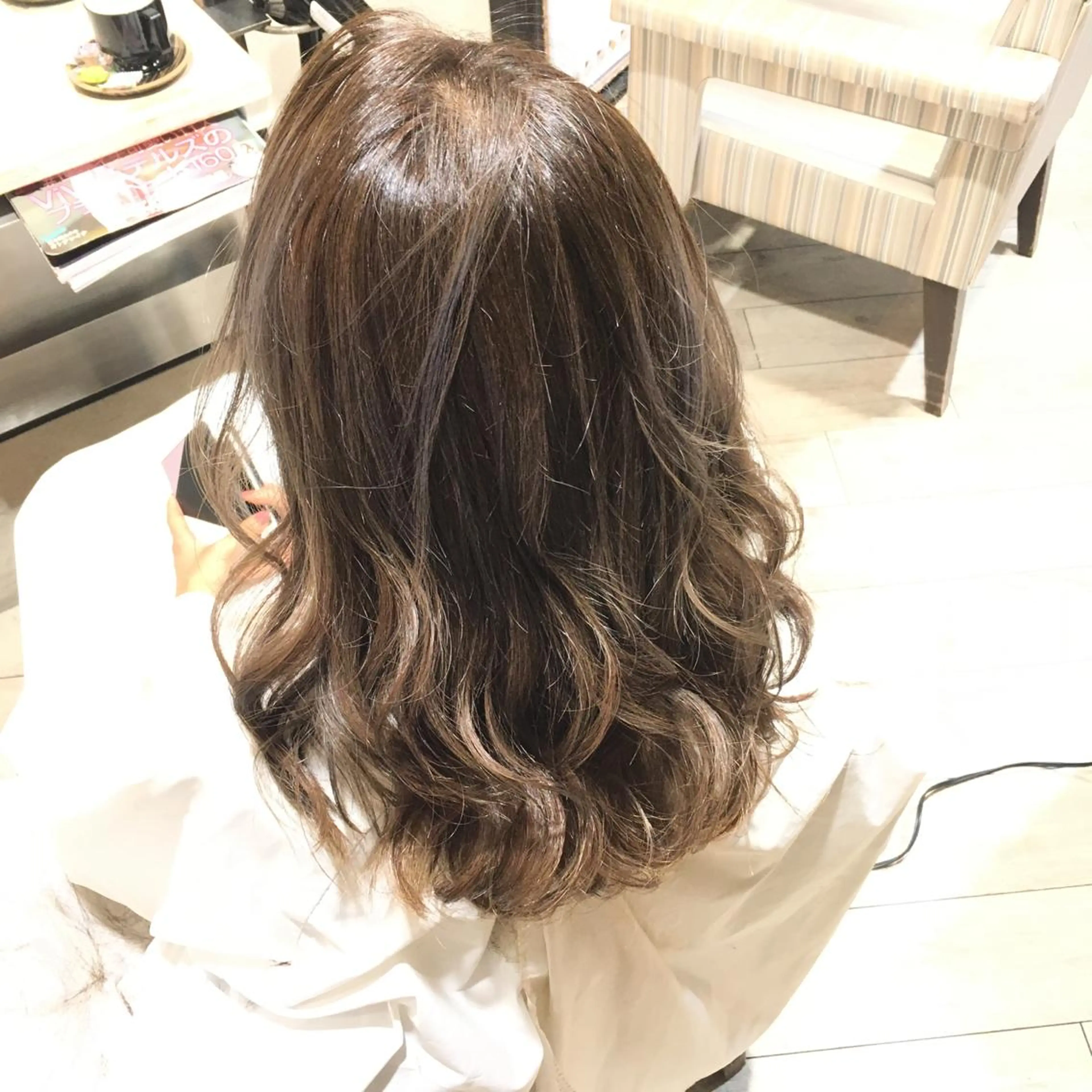 セミロング カラー ベージュカラー フォギーベージュ グラデーションカラー ハイライトカラー ハイライト Dolce　梅田所属・城領 直輝のヘアスタイル